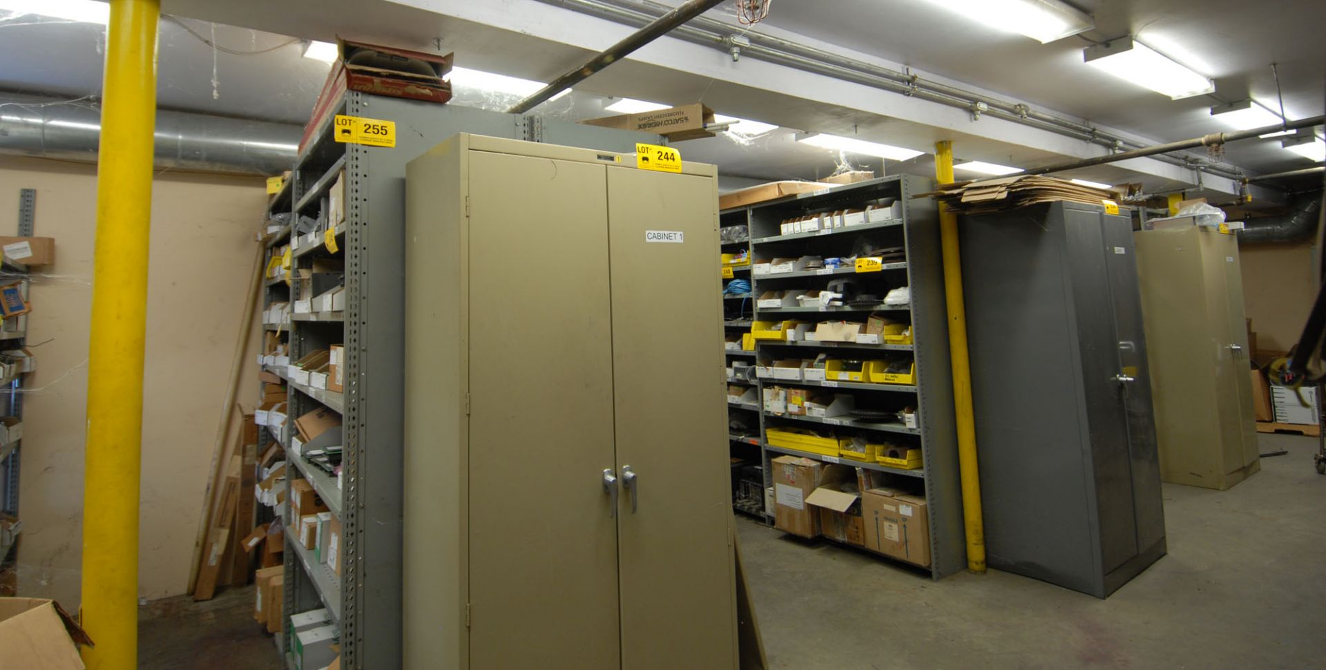 LOT/ 19 SECTIONS OF METAL SHELVING