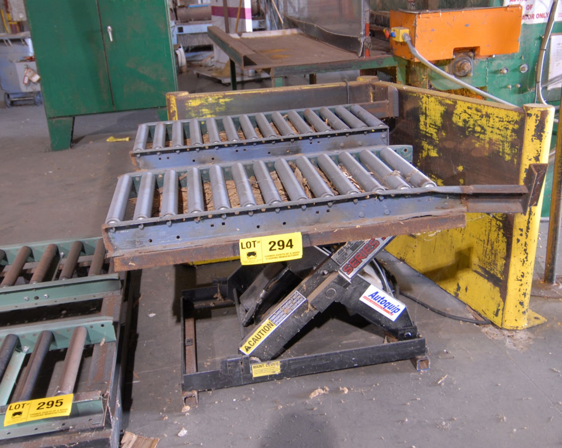 ELECTRIC LIFT TABLE WITH ROLLERS (CI)