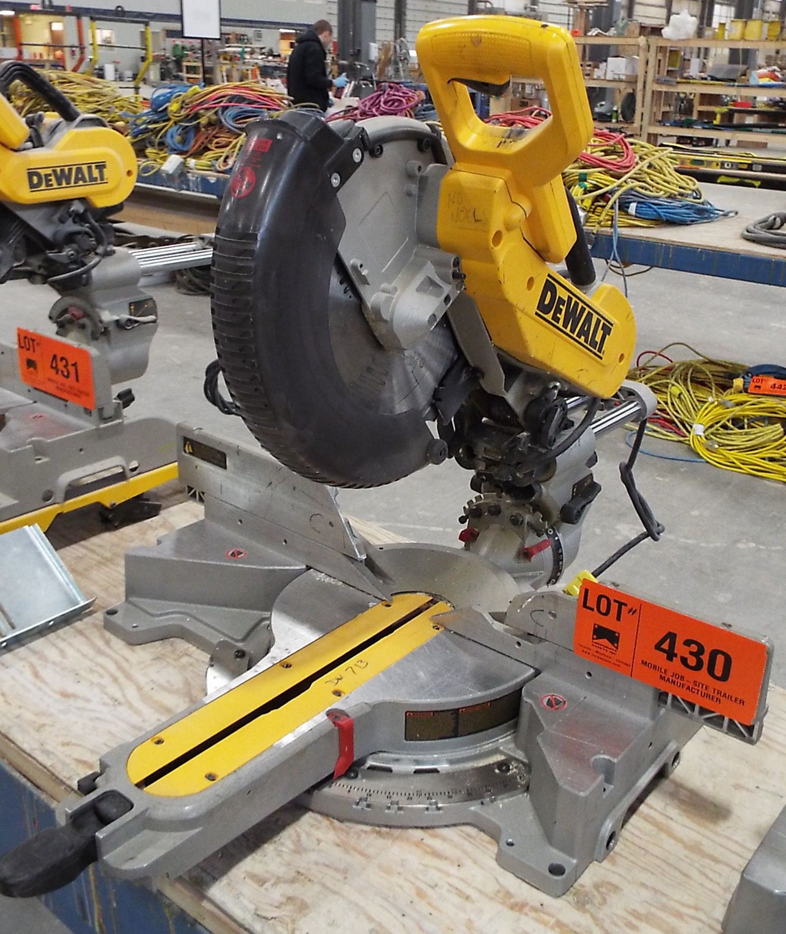 DEWALT COMPOUND MITRE METAL-CUTTING SAW