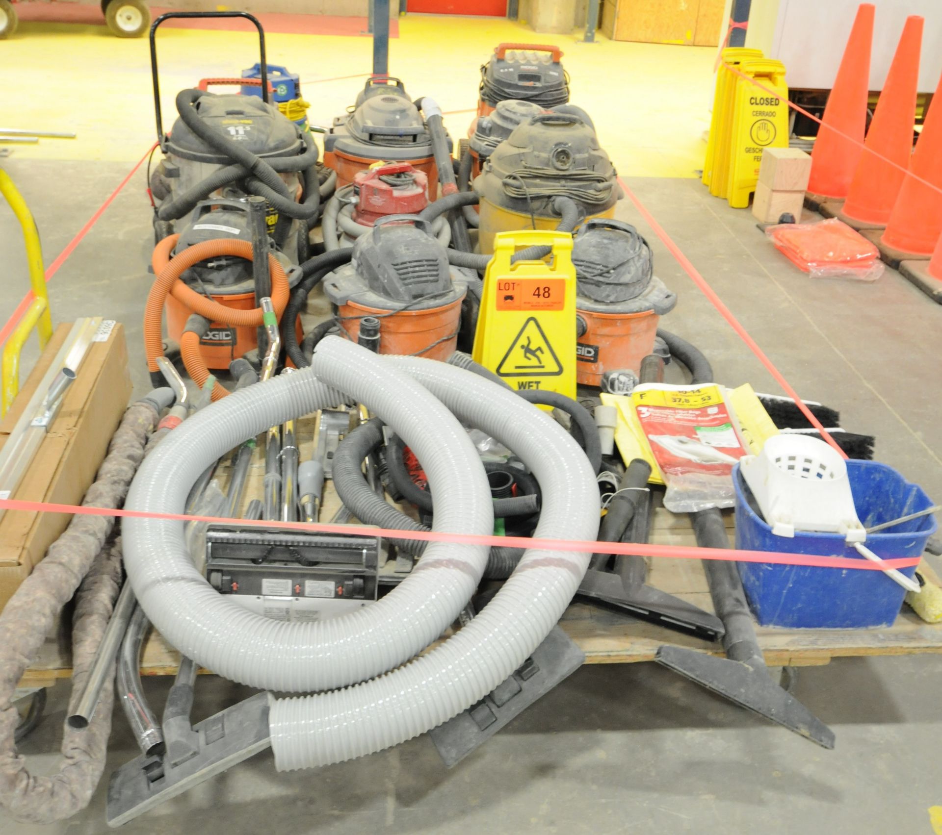 LOT/ CLEANING EQUIPMENT