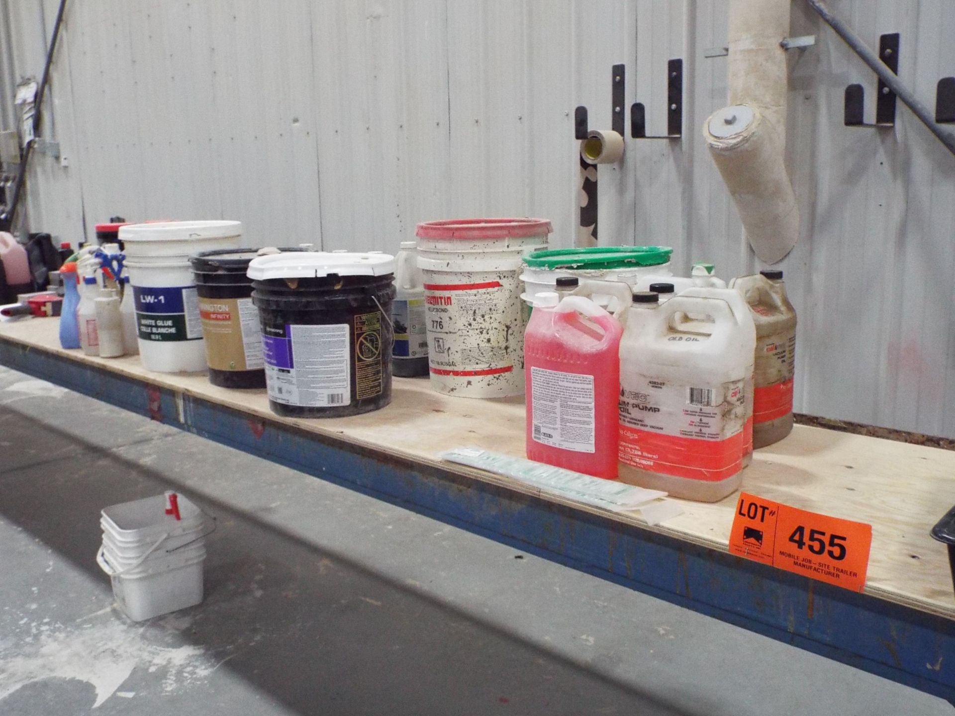 LOT/ TABLE WITH OILS AND LUBRICANTS