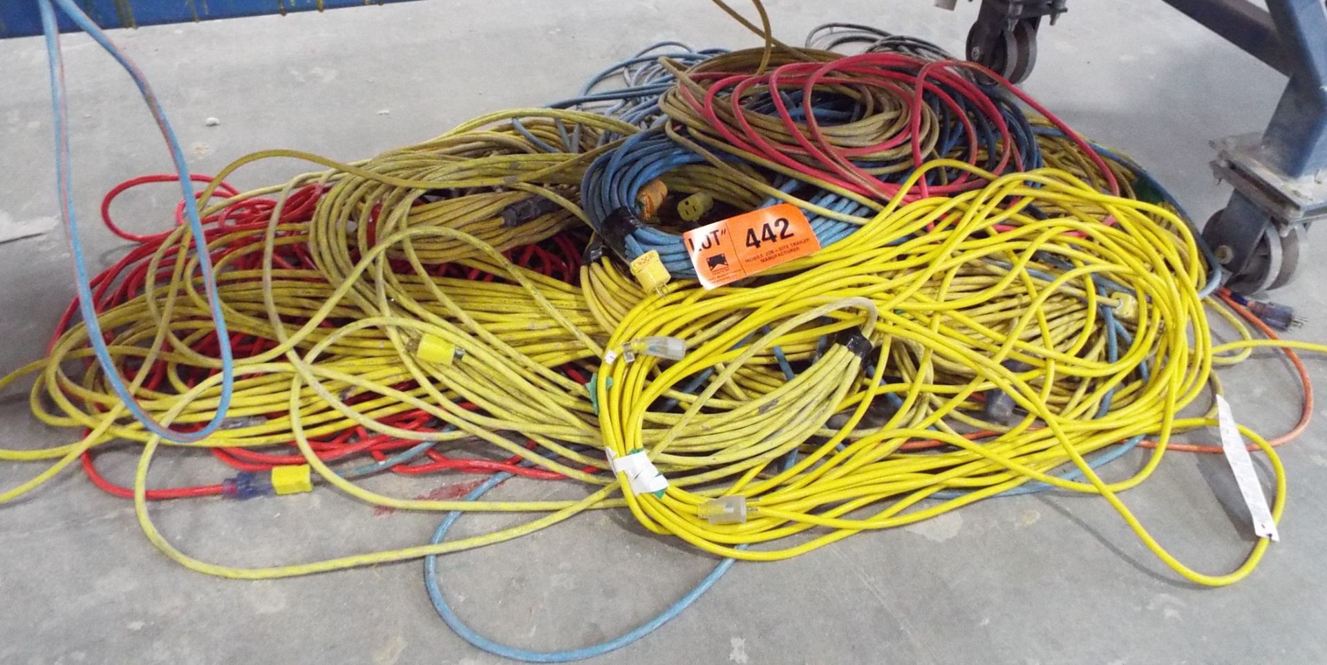 LOT/ 110V EXTENSION CORDS