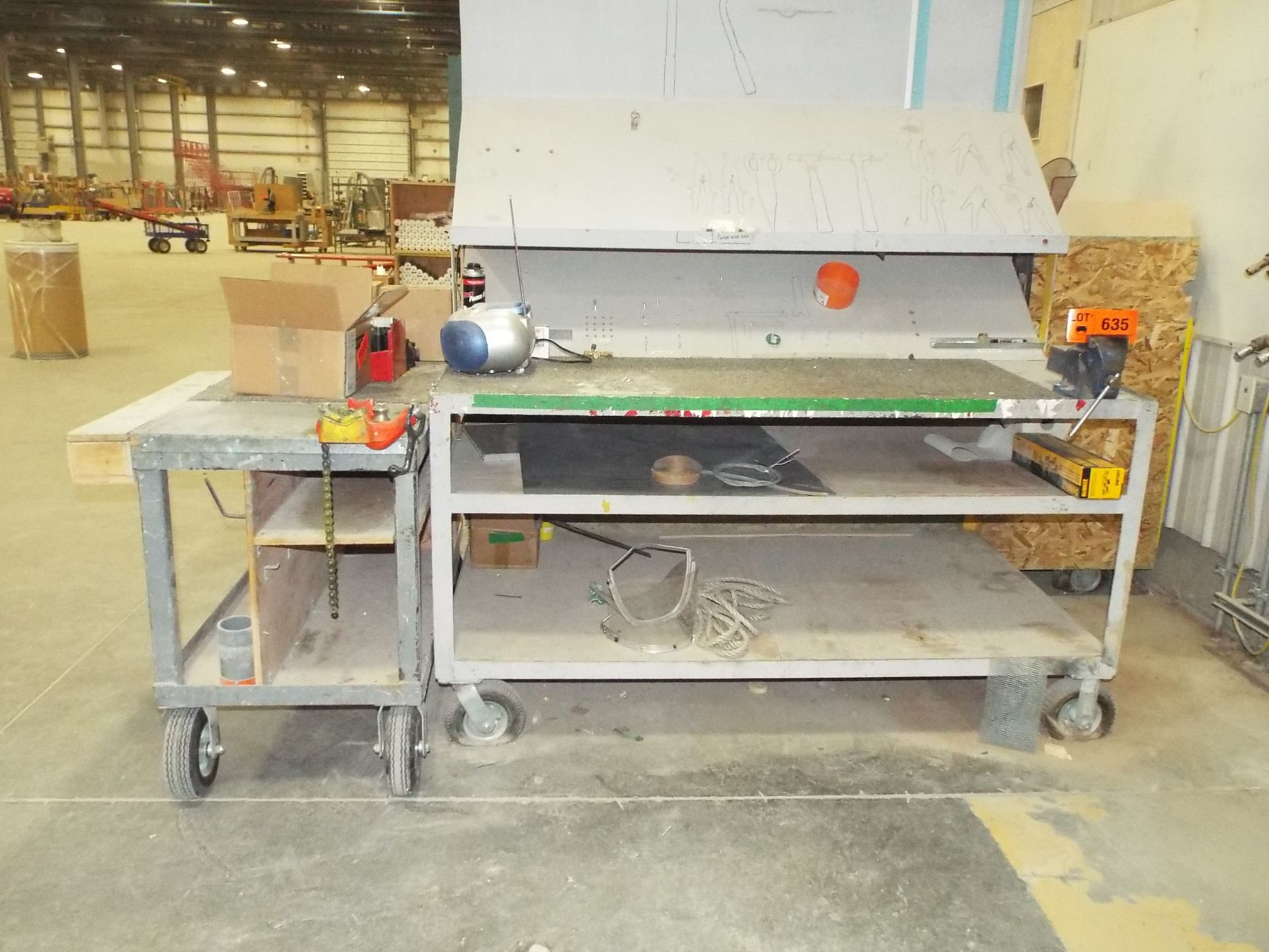 LOT/ ROLLING WORK BENCHES WITH VISE