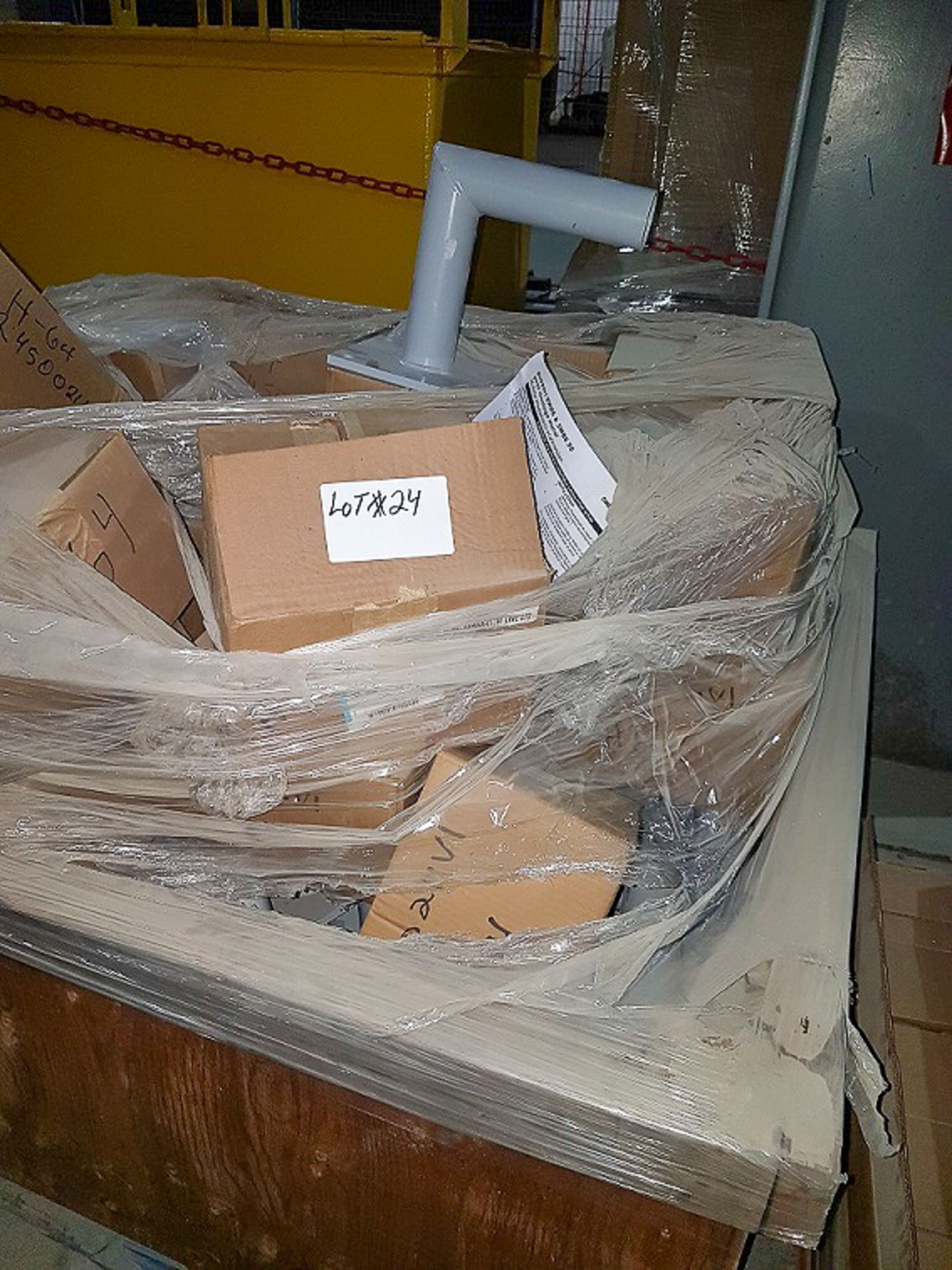 LOT/ (1) PALLET OF WALL MOUNT BRACKETS