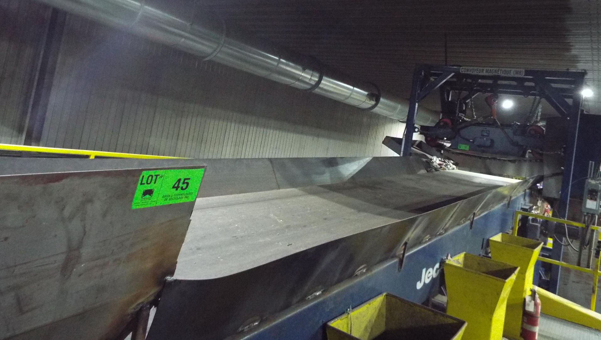 JECC APPROX. 35' X 5' HORIZONTAL RUBBER-BELT MOTORIZED SORTING CONVEYOR. S/N: N/A