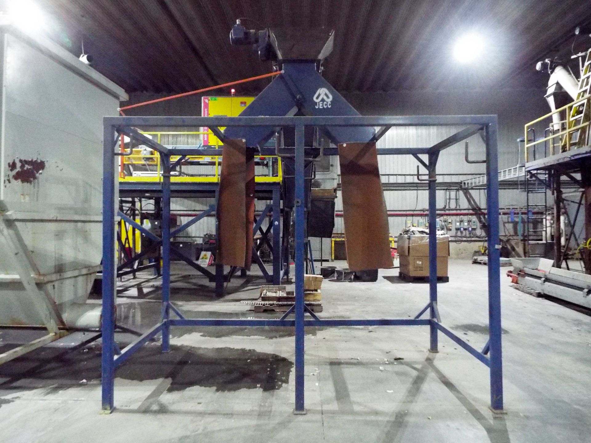 JECC 15" X 25' POWER INCLINE RUBBER-BELT CONVEYOR WITH 2-WAY DIVERTER AND TOTE FILLING STATION S/ - Image 2 of 2