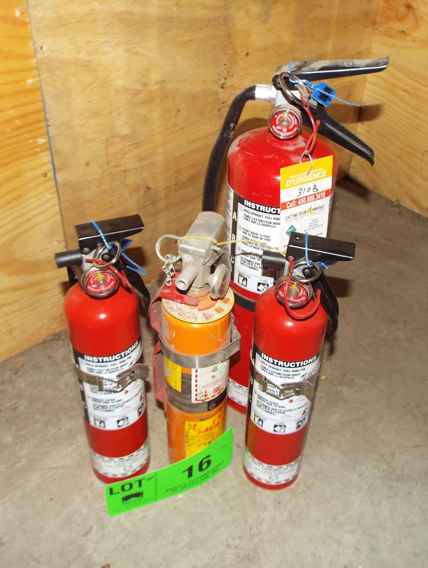 (LOT) FIRE EXTINGUISHERS