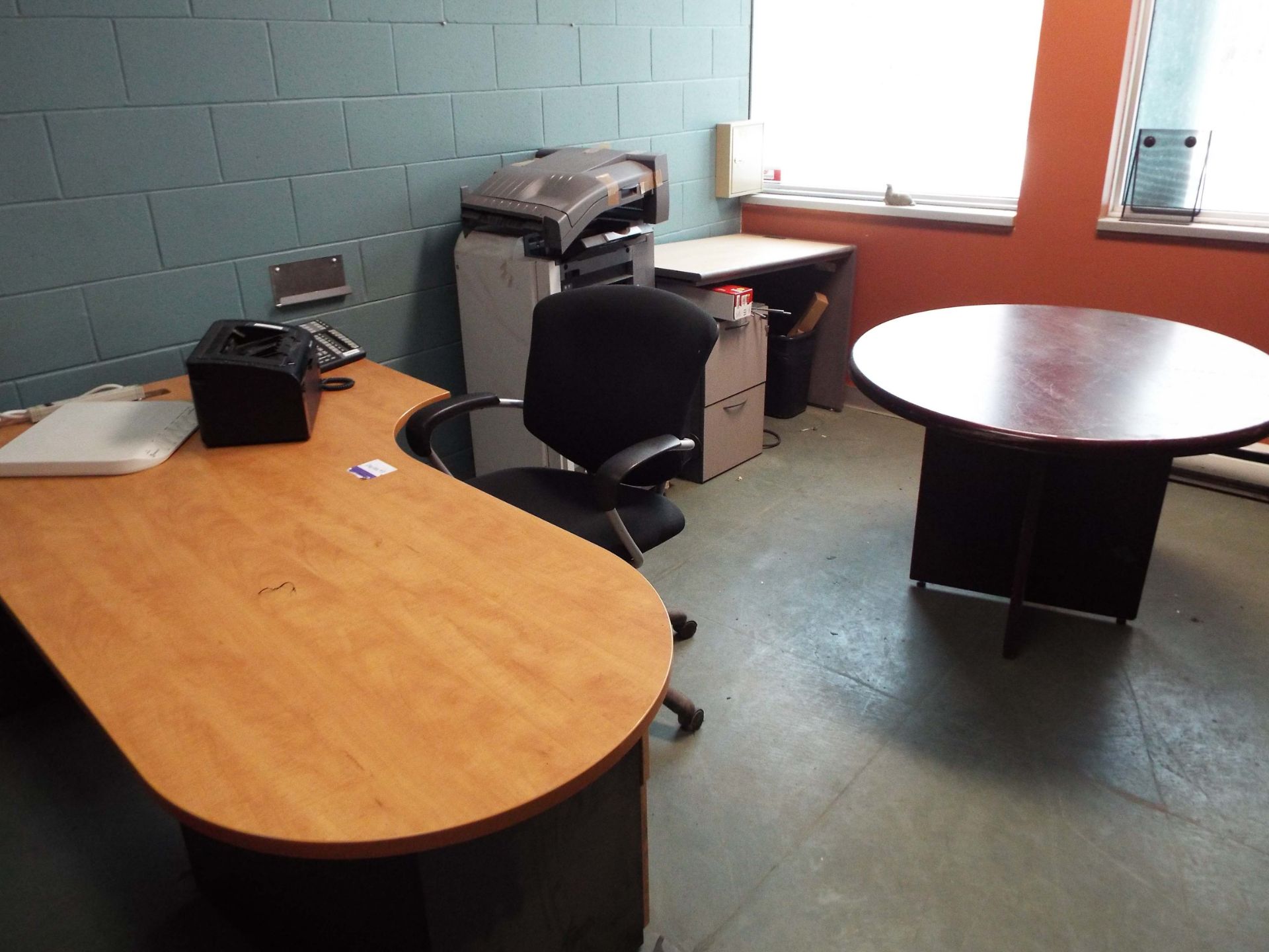 (LOT) CONTENTS OF OFFICE (FURNITURE ONLY) - Image 2 of 4