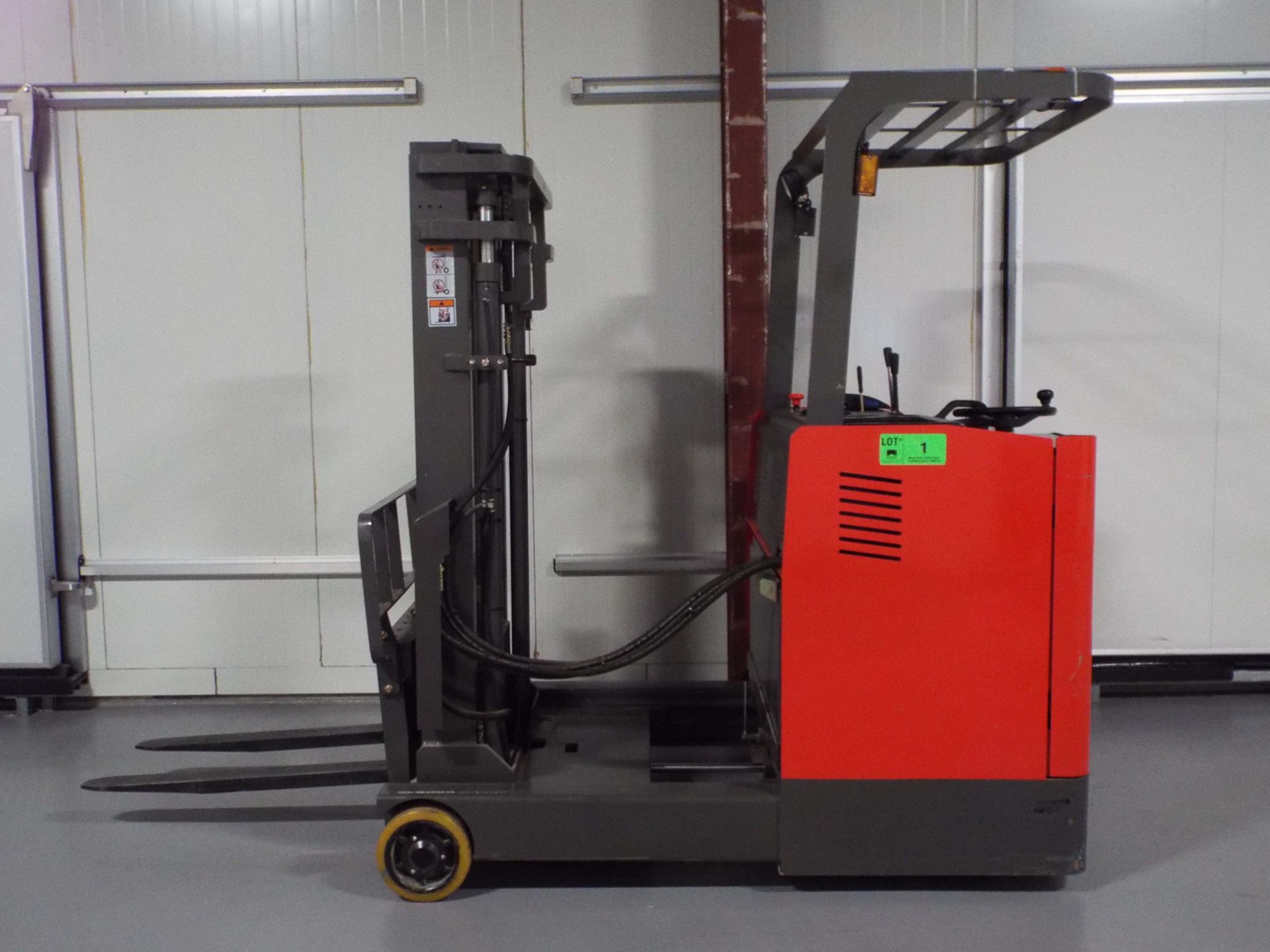 MIMA TF25-30 ELECTRIC REACH TRUCK WITH 5500 LB. CAPACITY, 118" MAX. LIFT HEIGHT, 33" MAX. FORWARDING - Image 4 of 7