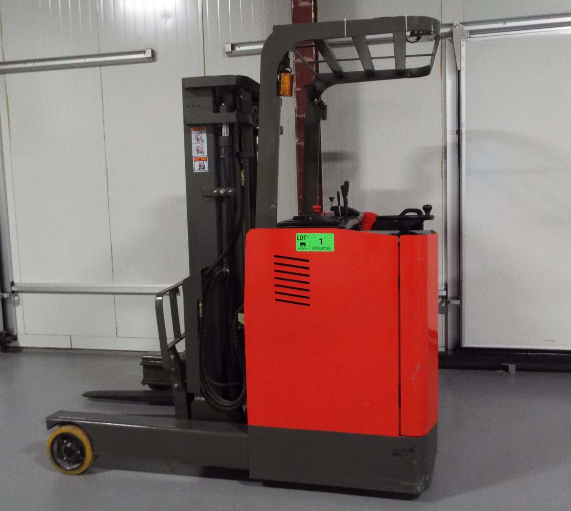 MIMA TF25-30 ELECTRIC REACH TRUCK WITH 5500 LB. CAPACITY, 118" MAX. LIFT HEIGHT, 33" MAX. FORWARDING