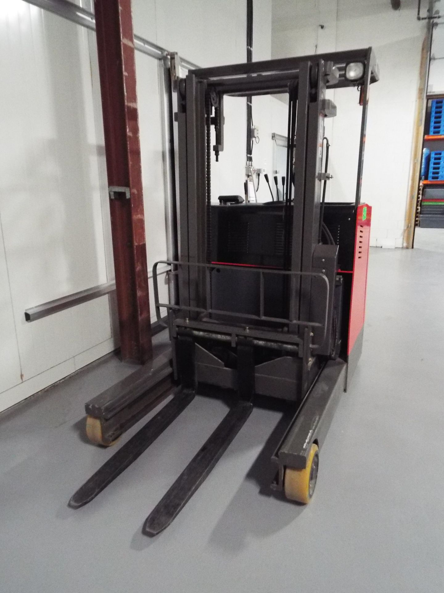 MIMA TF25-30 ELECTRIC REACH TRUCK WITH 5500 LB. CAPACITY, 118" MAX. LIFT HEIGHT, 33" MAX. FORWARDING - Image 2 of 7