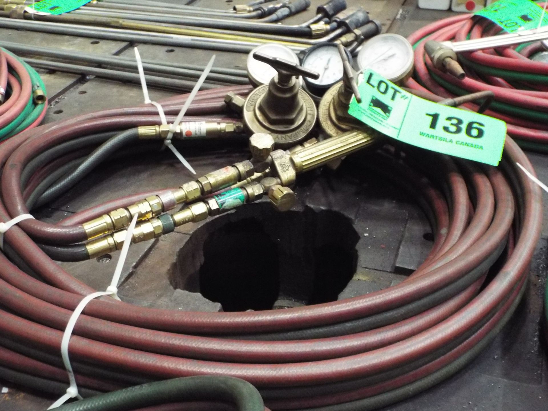 LOT/ OXY-ACETYLENE TORCH WITH HOSE AND GAUGES
