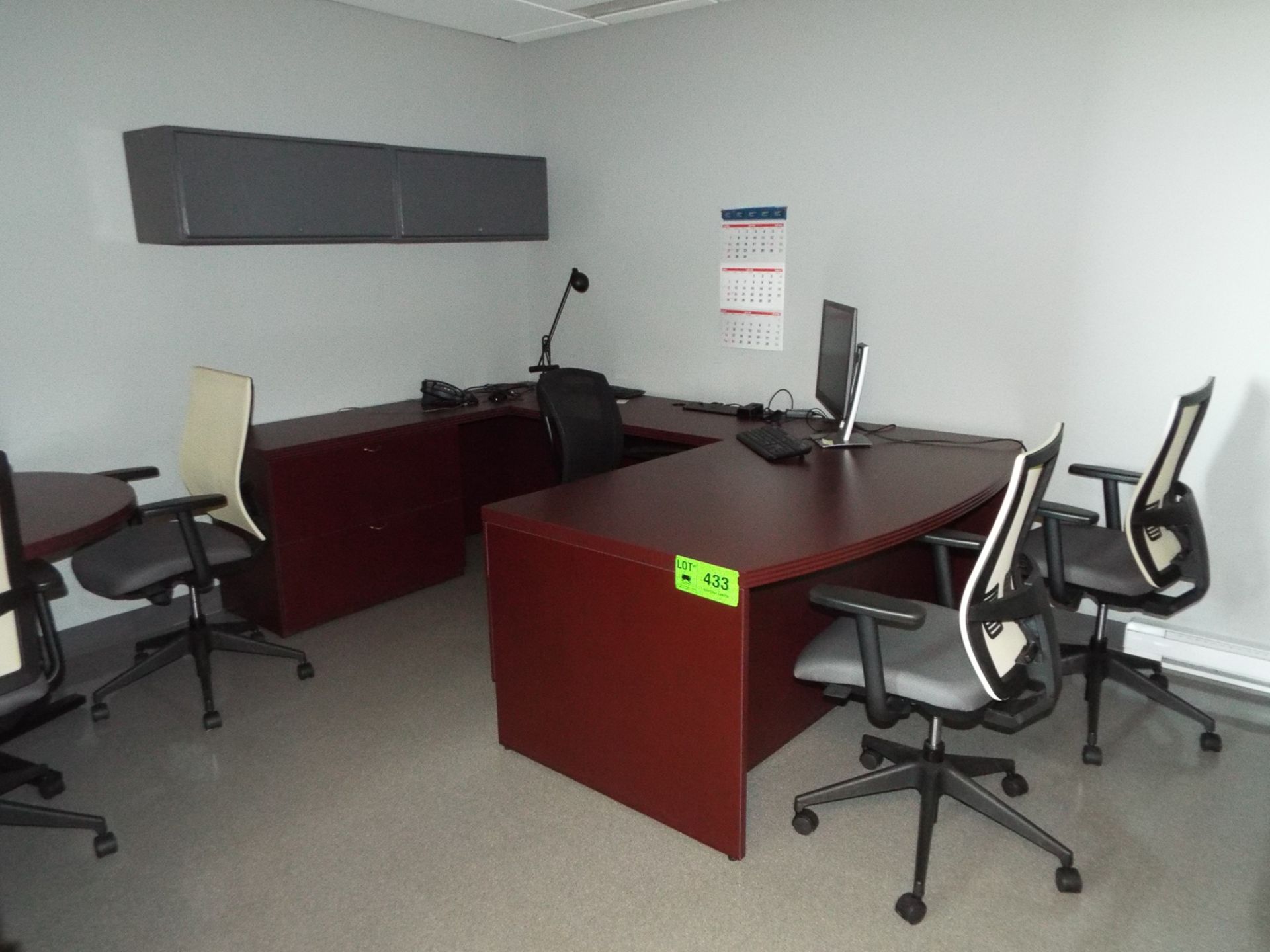 LOT/ CONTENTS OF OFFICE (FURNITURE ONLY) - U-SHAPED DESK WITH OVERHEAD CABINETS, OFFICE CHAIRS AND