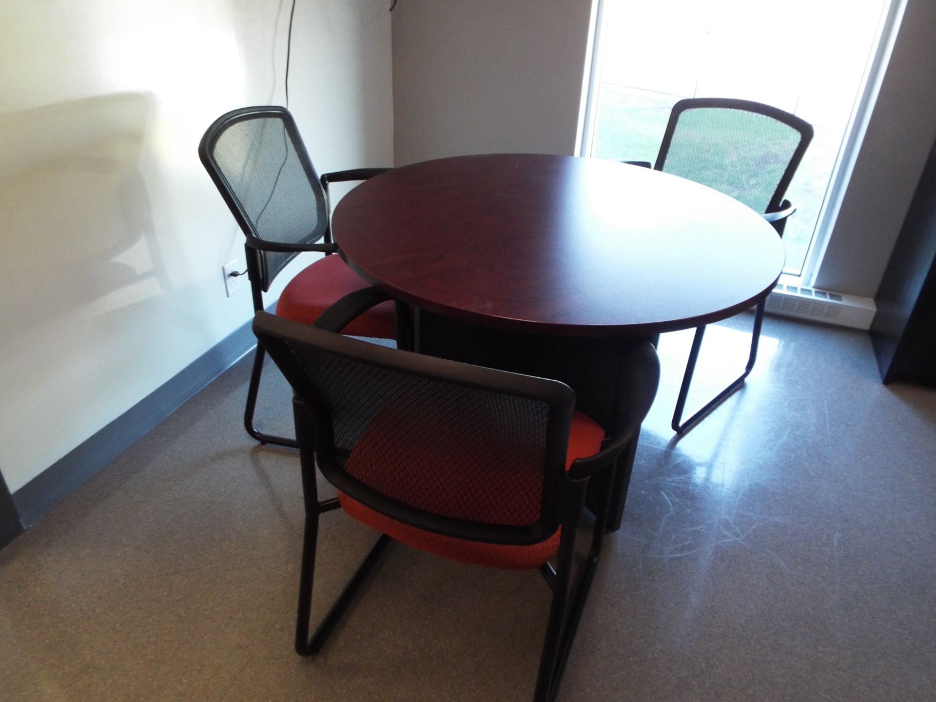 LOT/ CONTENTS OF OFFICE (FURNITURE ONLY) - OFFICE DESK WITH OFFICE CHAIRS, WALL UNIT AND ROUND - Image 2 of 2