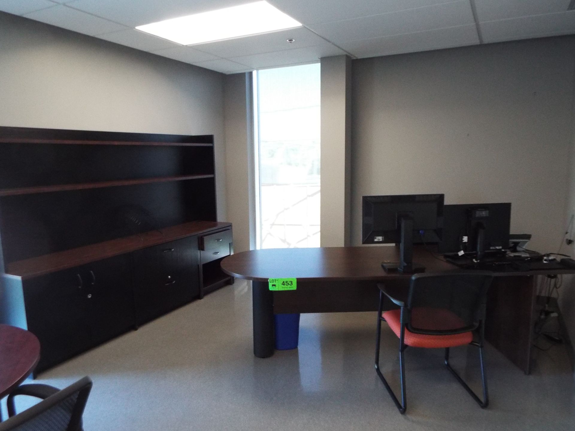 LOT/ CONTENTS OF OFFICE (FURNITURE ONLY) - OFFICE DESK WITH OFFICE CHAIRS, WALL UNIT AND ROUND