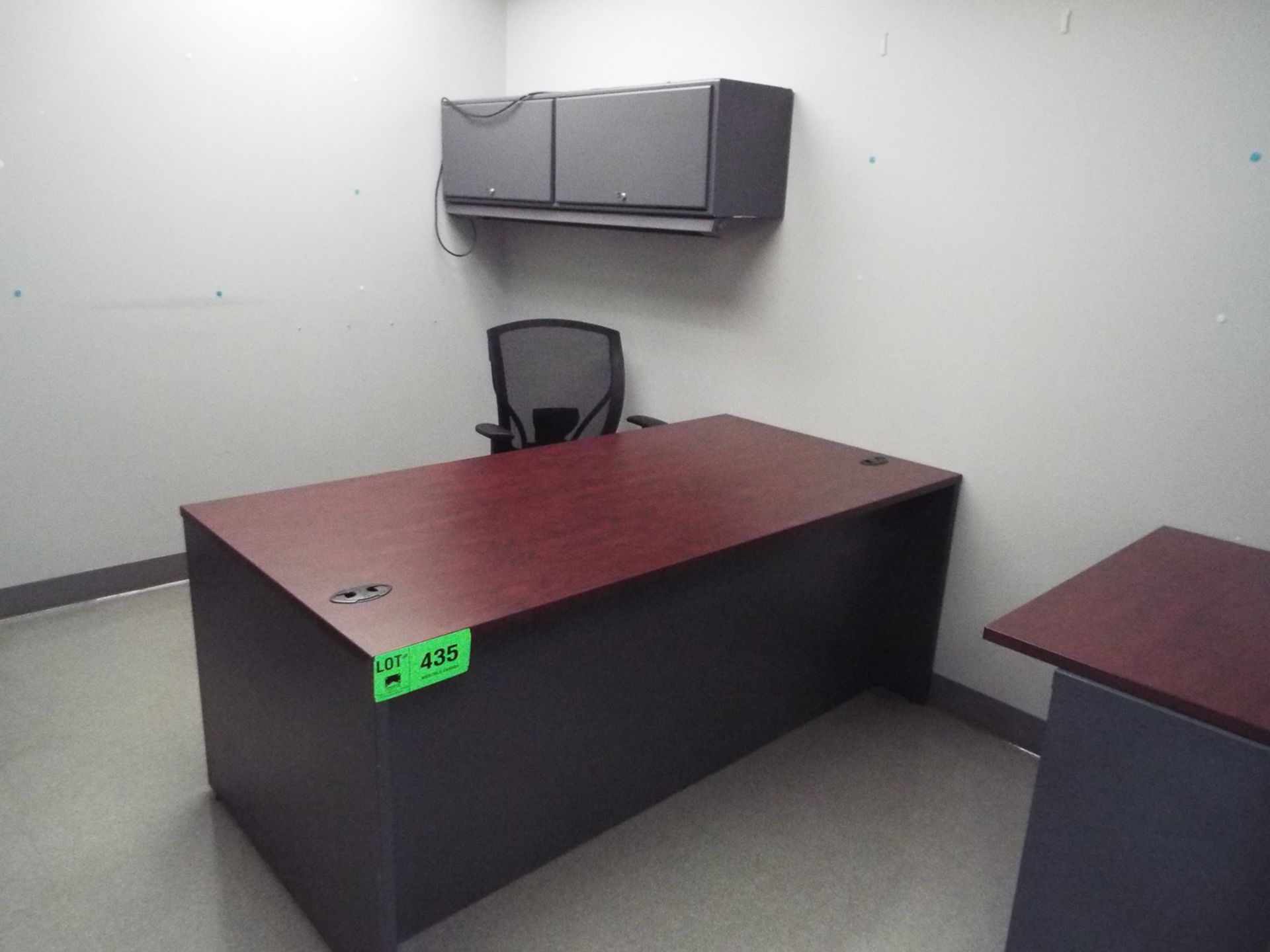 LOT/ CONTENTS OF OFFICE (FURNITURE ONLY) - OFFICE DESK WITH OVERHEAD CABINET, OFFICE CHAIR AND 4