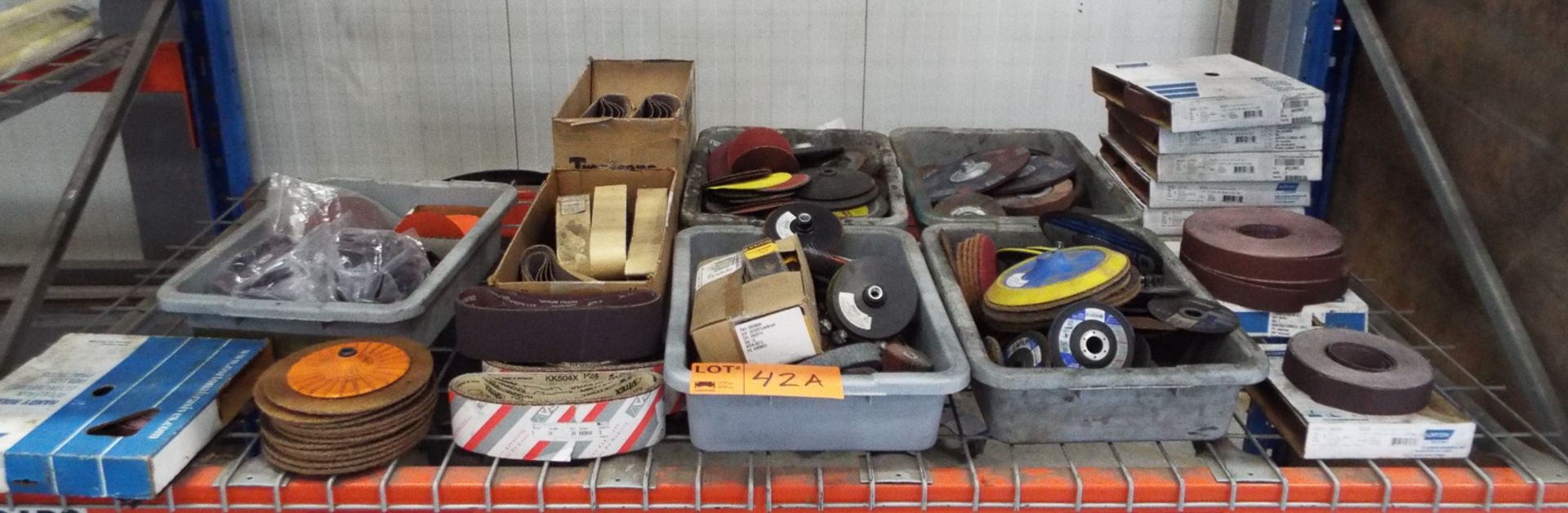 LOT/ SANDING DISCS AND SANDING BELTS