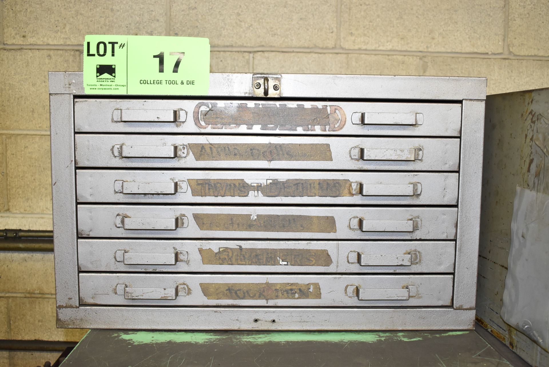 LOT/ 6 DRAWER CABINET WITH STRAIGHT SHANK DRILLS