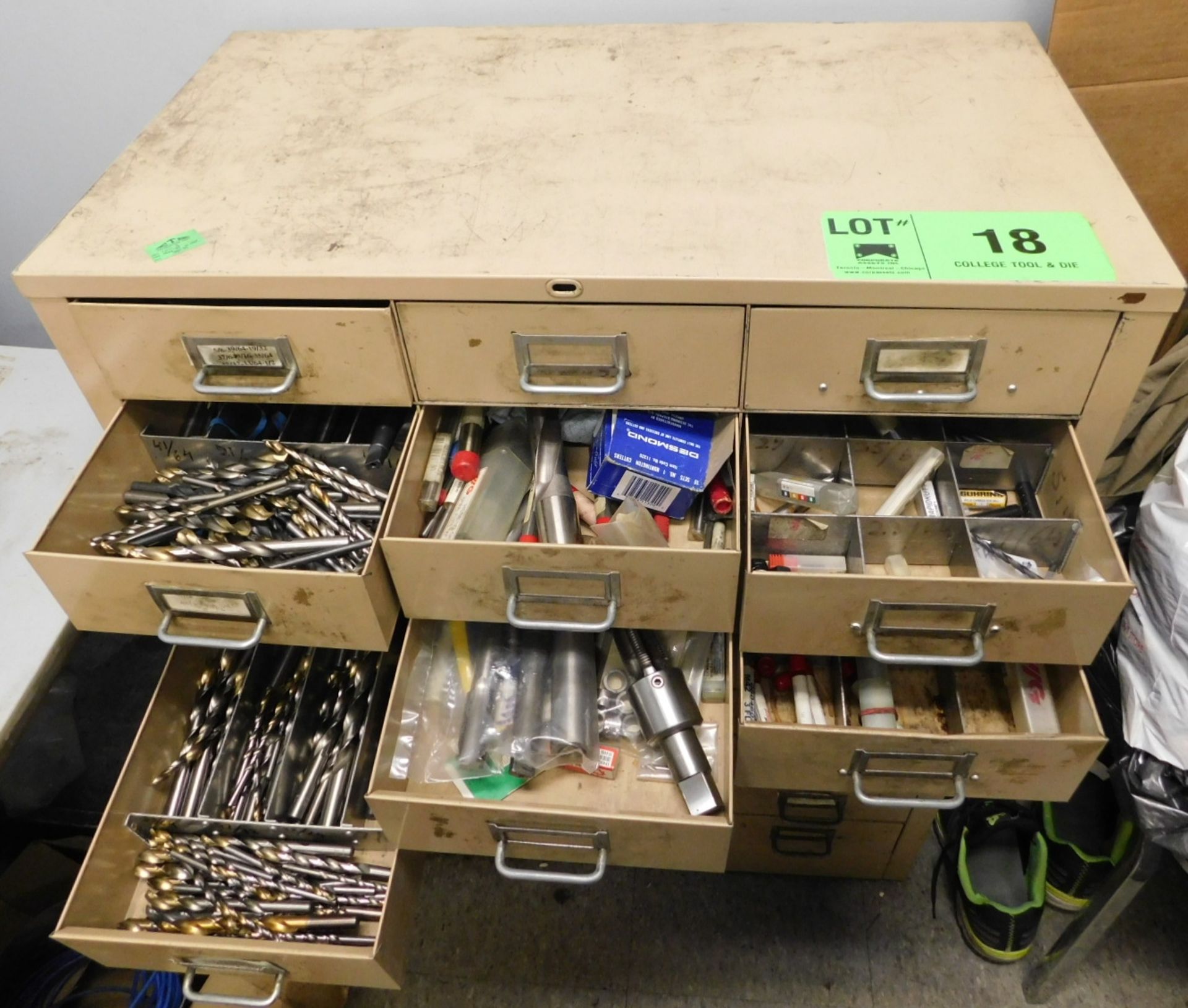 LOT/ MULTI-DRAWER TOOL CABINET WITH CONTENTS INCLUDING DRILLS