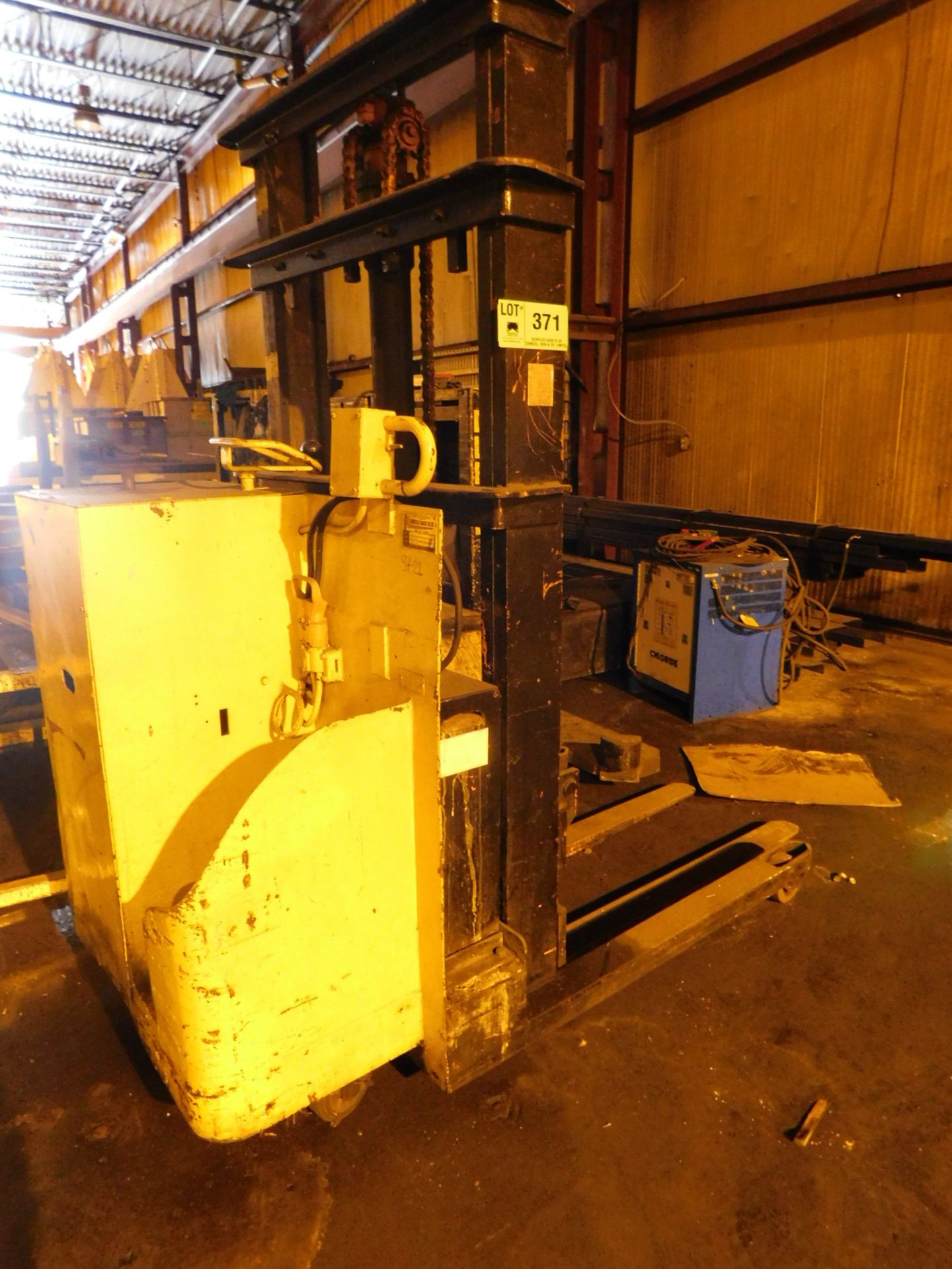 KENNETH-FRASER RST-12 4,000LB STAND UP FORKLIFT S/N 12048 (BLDG 1) - Image 2 of 3