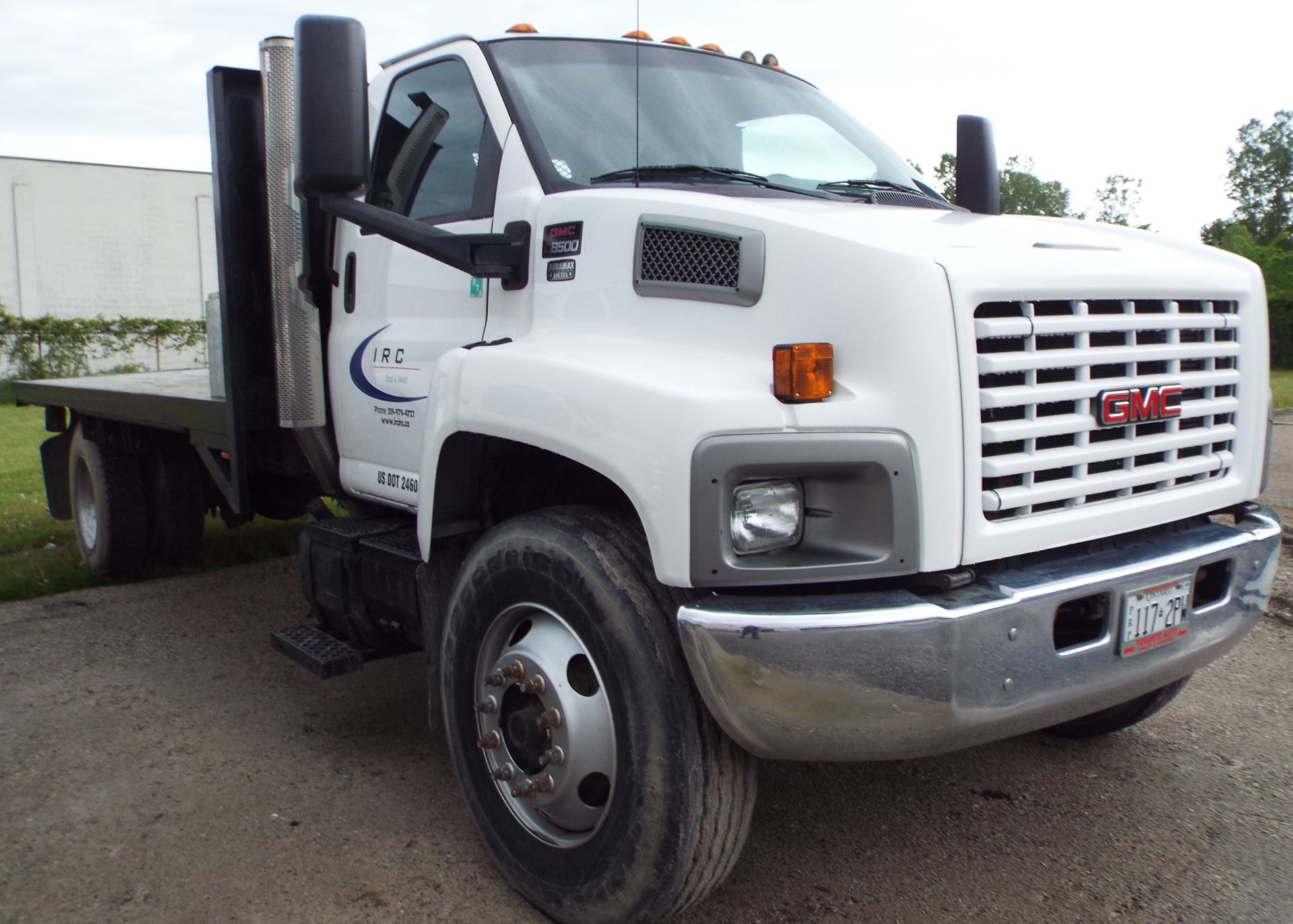 GMC (2006) C8500 FLAT BED TRUCK WITH ISUZU 6HK1XS DIESEL ENGINE, MANUAL TRANSMISSION, POWER - Image 2 of 7