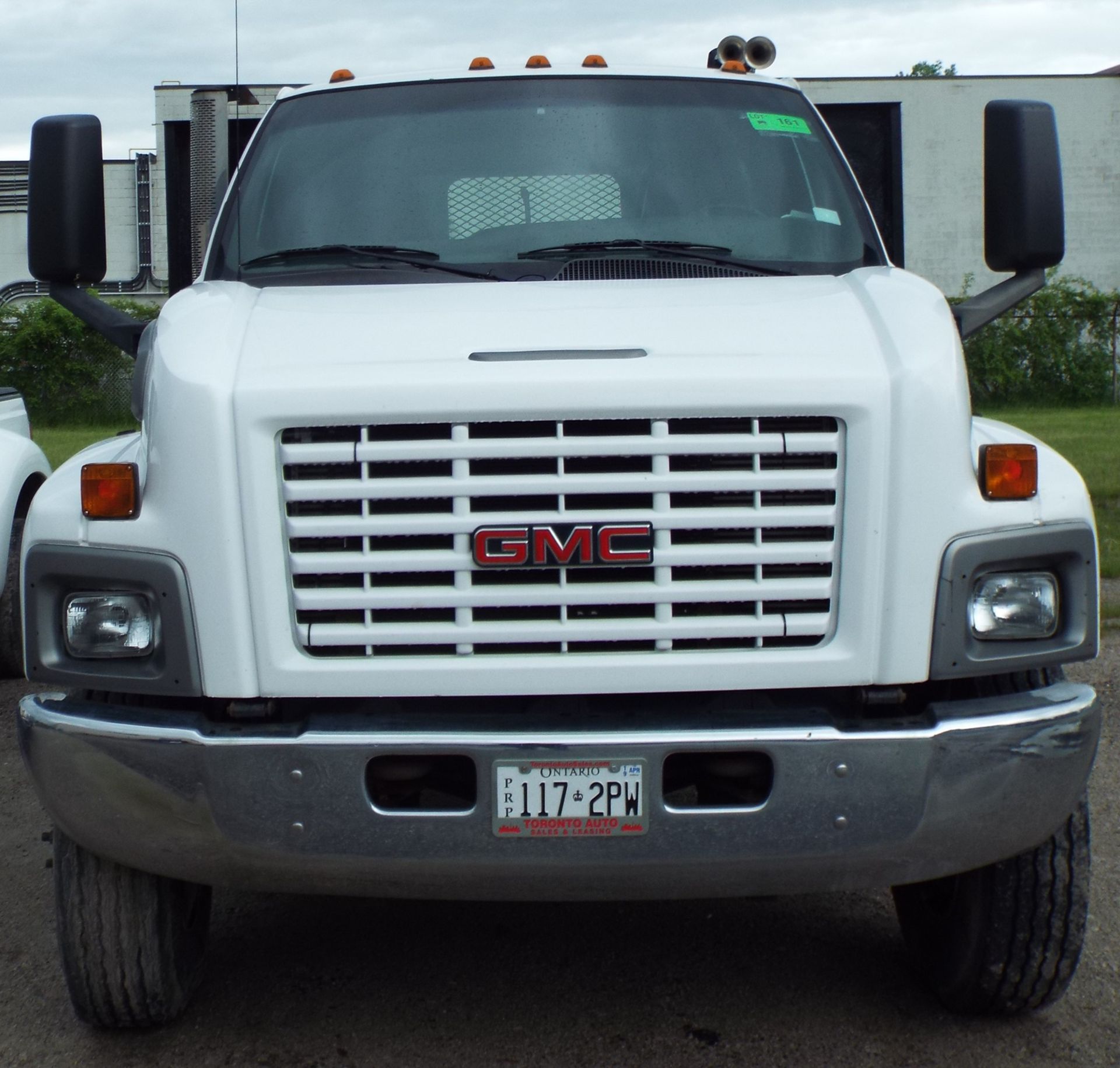 GMC (2006) C8500 FLAT BED TRUCK WITH ISUZU 6HK1XS DIESEL ENGINE, MANUAL TRANSMISSION, POWER - Image 3 of 7