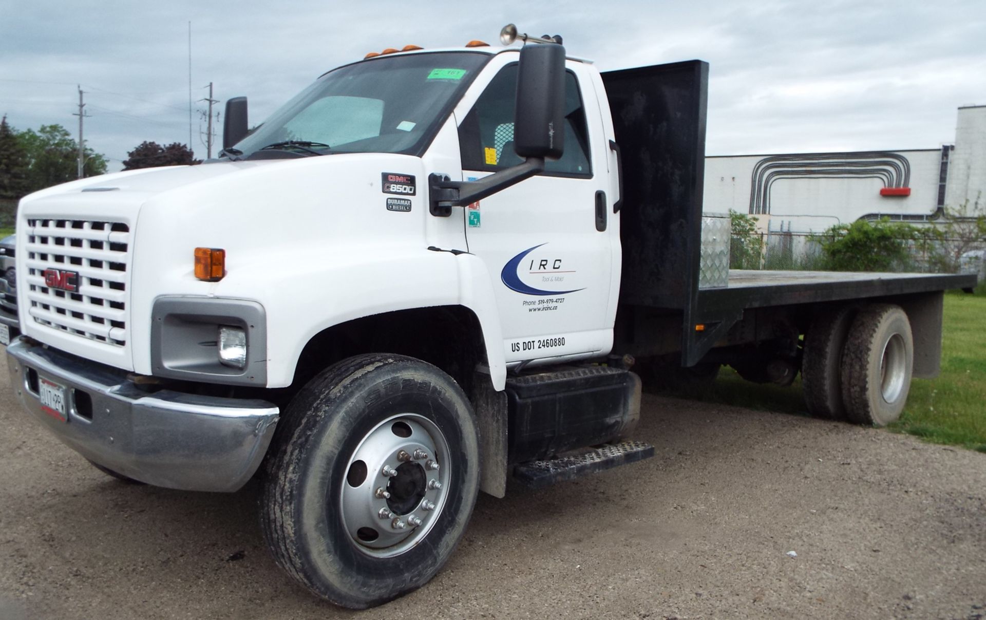 GMC (2006) C8500 FLAT BED TRUCK WITH ISUZU 6HK1XS DIESEL ENGINE, MANUAL TRANSMISSION, POWER