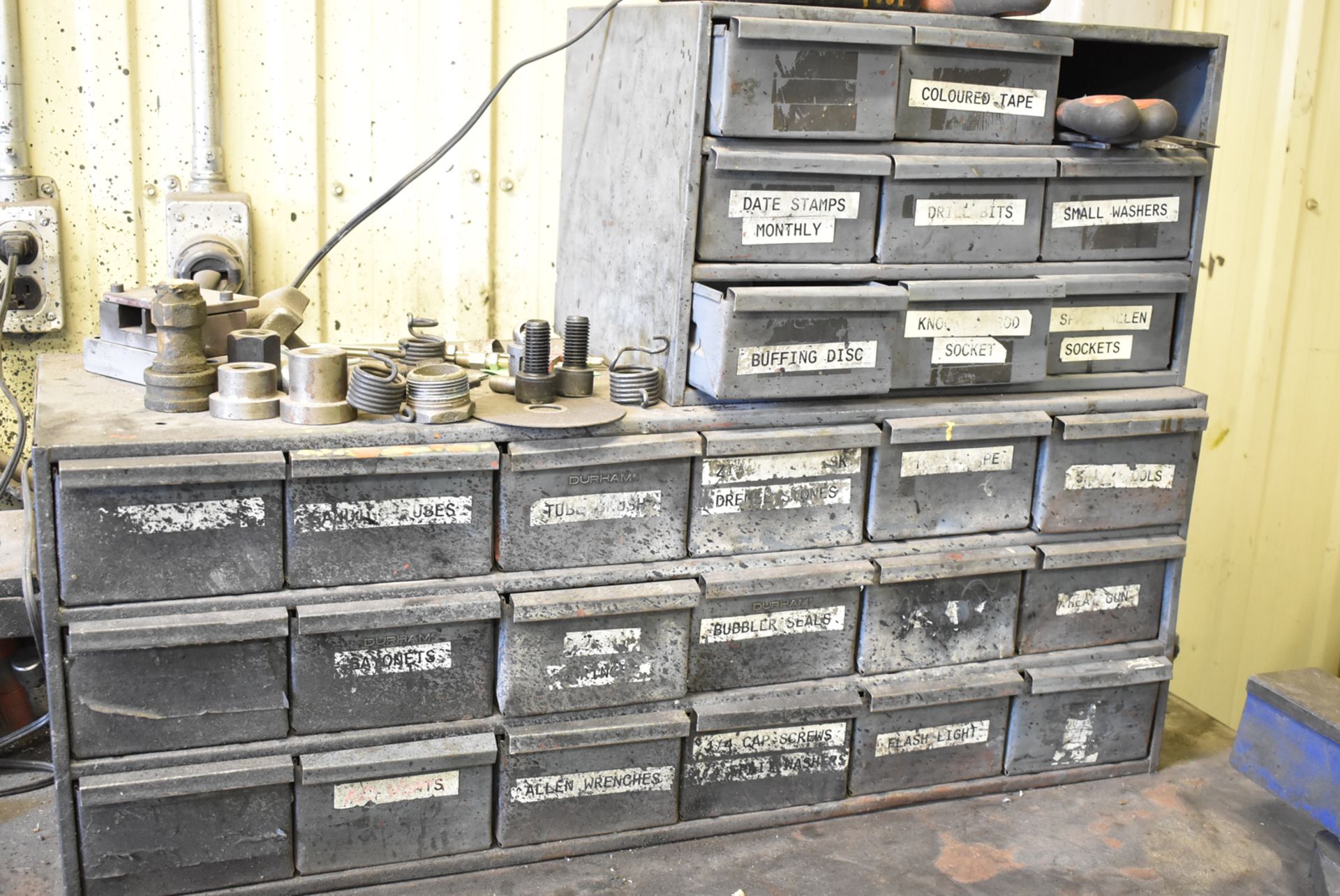 LOT/ CONTENTS OF WORK BENCH - PNEUMATIC & HYDRAULIC FITTINGS, PNEUMATIC SPRAY GUNS, PNEUMATIC - Image 3 of 4