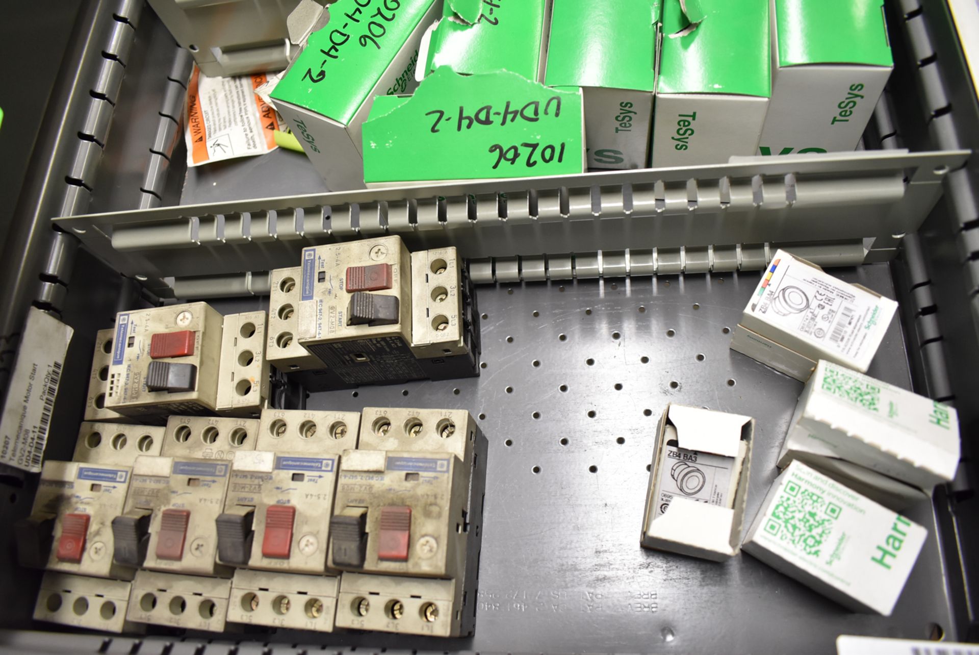 LOT/ CONTENTS OF DRAWER INCLUDING TESYS COMPONENTS - RELAYS, MOTOR STARTS, CONTROL RELAYS, FUSE - Image 2 of 4