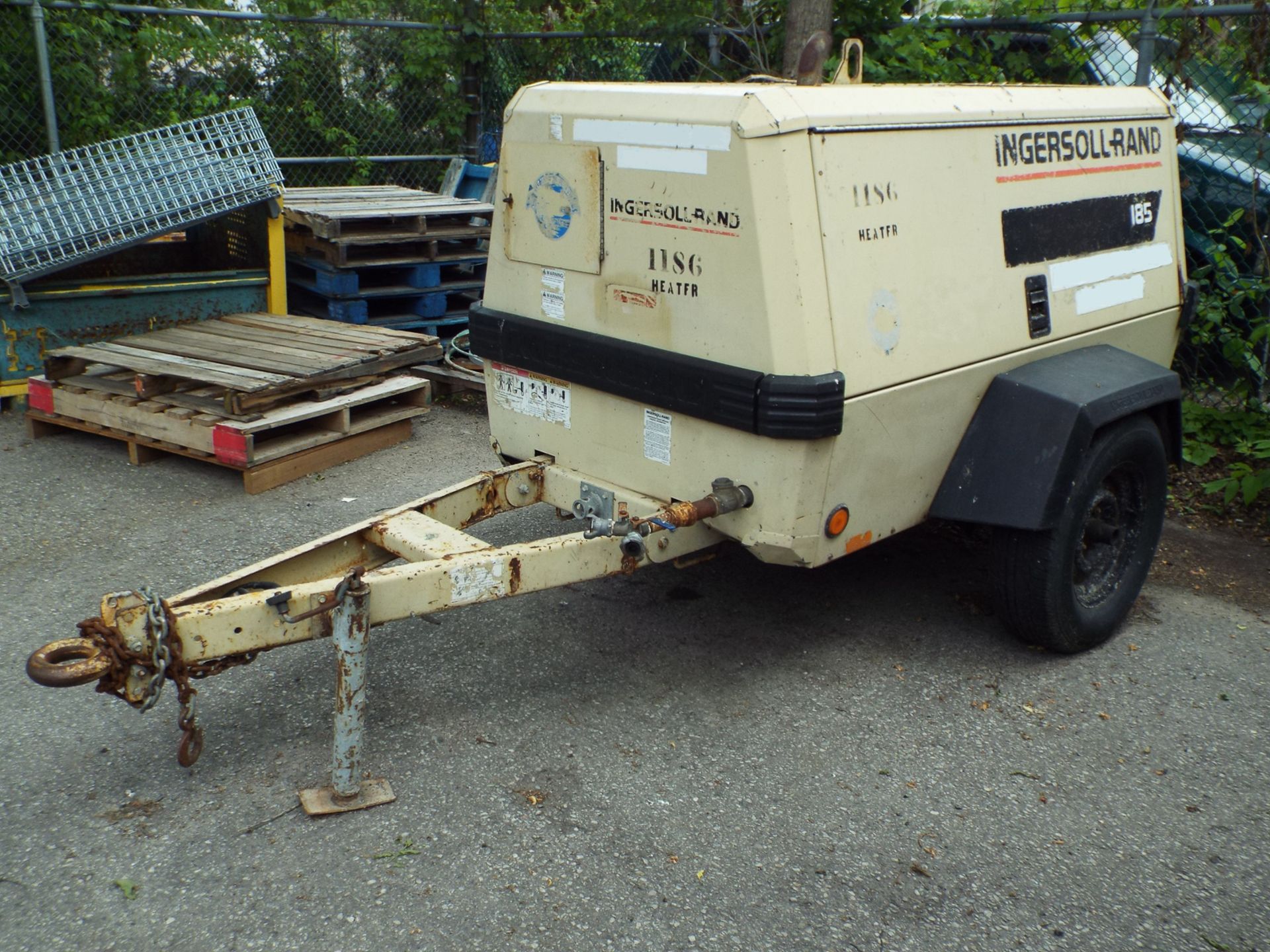 INGERSOLL RAND P185 PORTABLE TOW-BEHIND AIR COMPRESSOR WITH DIESEL ENGINE, S/N: 320070UCL295 (