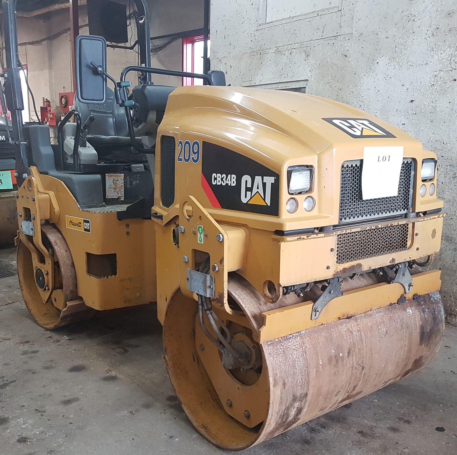 CATERPILLAR (2014) CB34B TANDEM SMOOTH DRUM ARTICULATING COMPACTOR WITH 2163 HOURS (RECORDED AT TIME