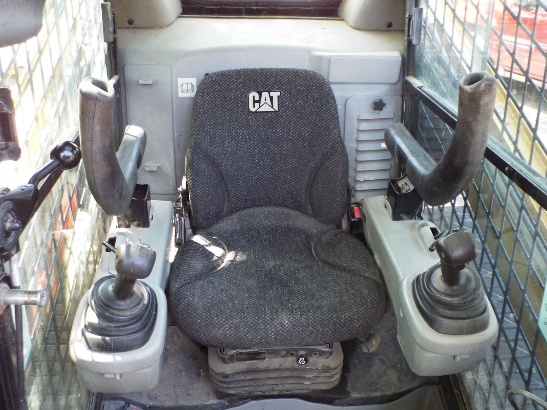 CATERPILLAR (2008) 277C SKID STEER TRACK LOADER WITH 80" BUCKET (LIKE NEW), 3RD VALVE, 5561 HOURS ( - Image 4 of 6