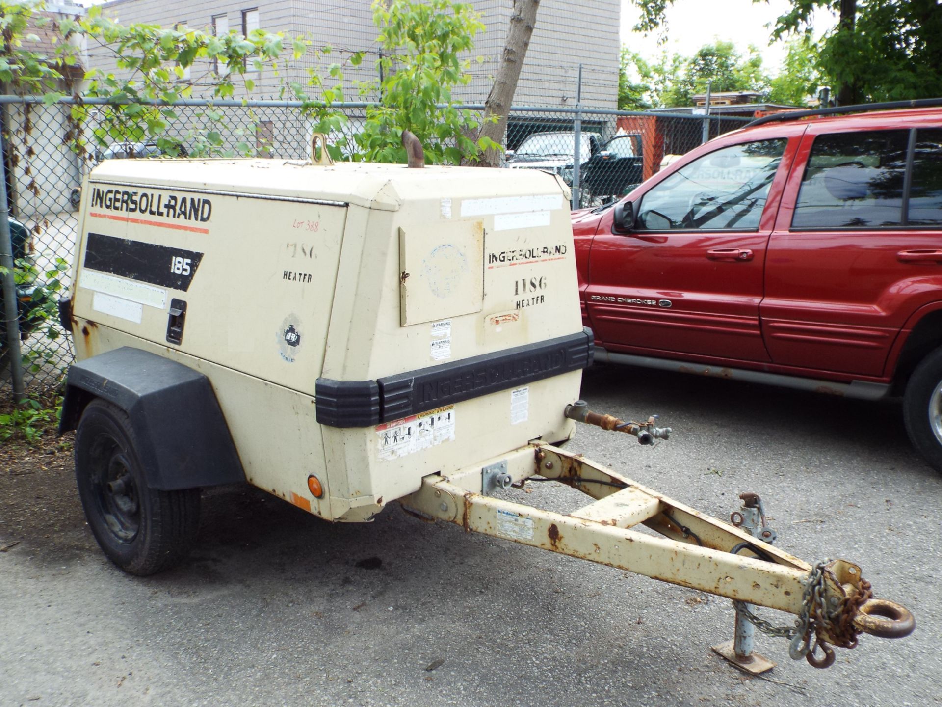 INGERSOLL RAND P185 PORTABLE TOW-BEHIND AIR COMPRESSOR WITH DIESEL ENGINE, S/N: 320070UCL295 ( - Image 2 of 6