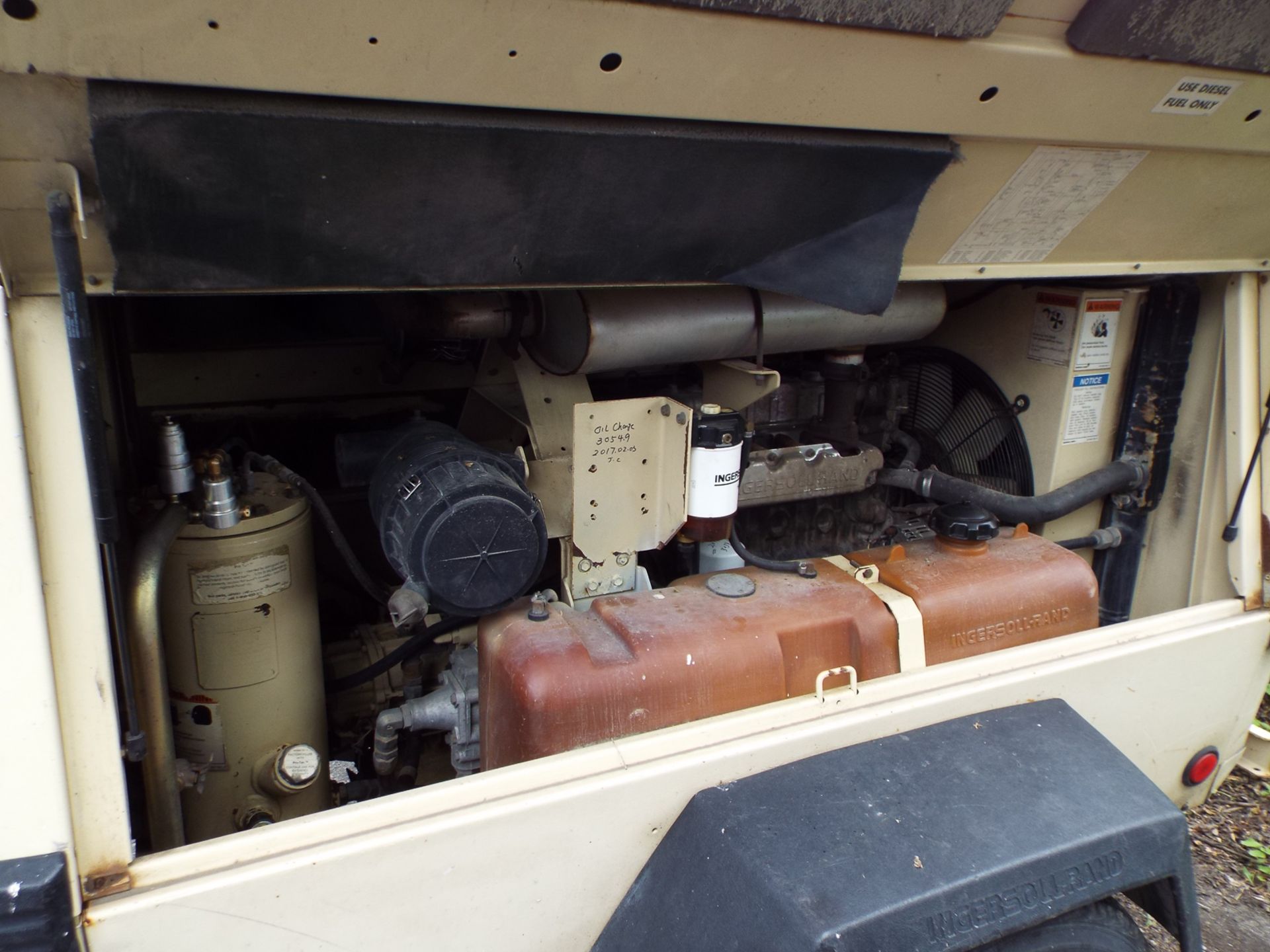 INGERSOLL RAND P185 PORTABLE TOW-BEHIND AIR COMPRESSOR WITH DIESEL ENGINE, S/N: 320070UCL295 ( - Image 3 of 6