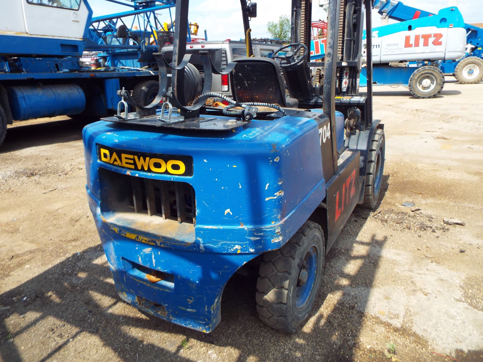 DAEWOO (2004) G455-2 FORKLIFT, PROPANE, PNEUMATIC TIRES, 8050 CAPACITY, 3-STAGE MAST, SIDE SHIFT, 5' - Image 3 of 5