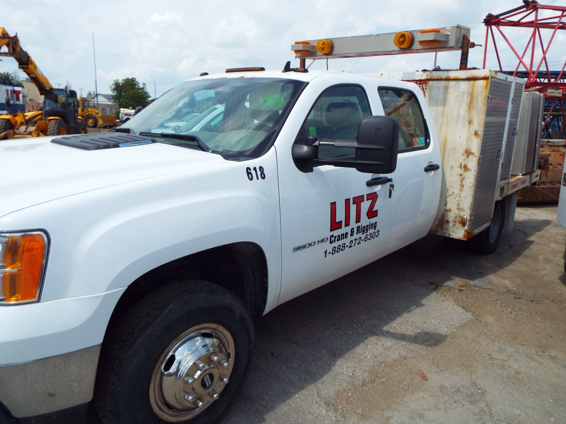 GMC (2011) SIERRA 3500 CREW CAB SERVICE TRUCK, DURAMAX 6.6L DIESEL ENGINE, AUTOMATIC TRANSMISSION, - Image 2 of 6