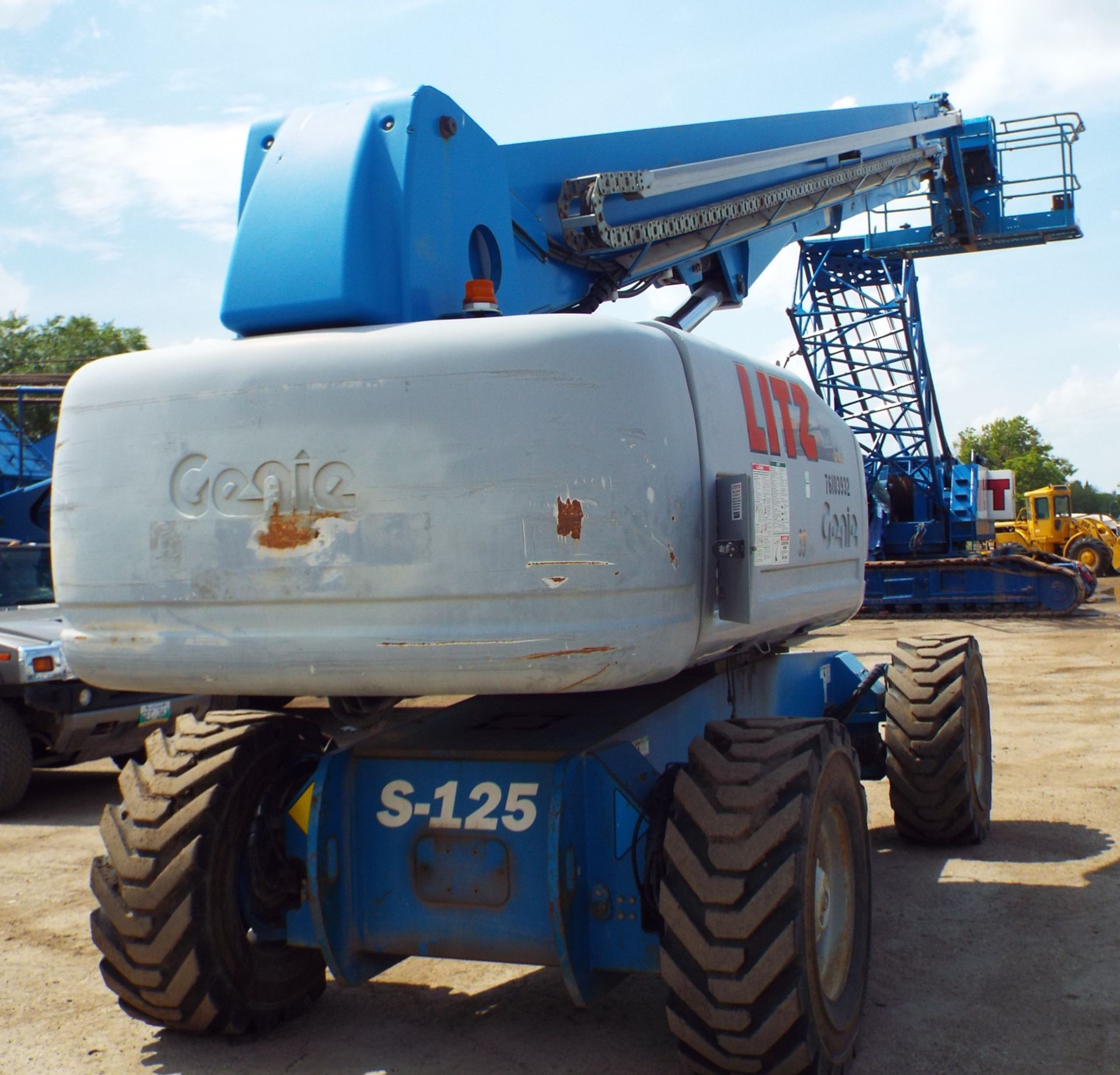 GENIE (2006) S125 ROUGH TERRAIN BOOM LIFT, 125' MAX HEIGHT, 80' MAX PLATFORM REACH, 4X4, 500LB RATED - Image 7 of 9