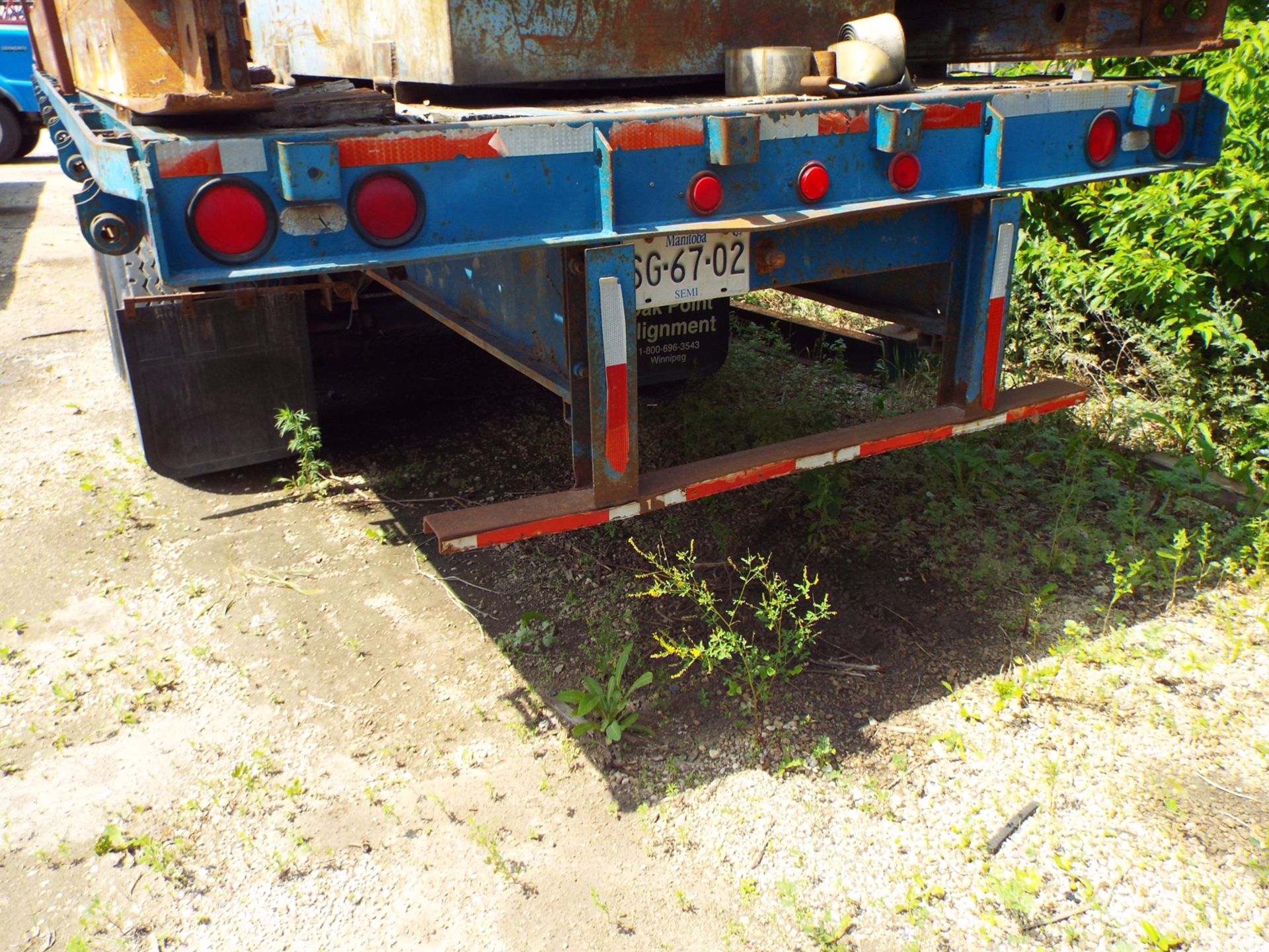 FRUEHAUF TANDEM AXLE FLATBED TRAILER, 45' LONG, 8' WIDE, (NO CONTENTS) VIN: DBX202003, (UNIT HB38) - Image 3 of 4