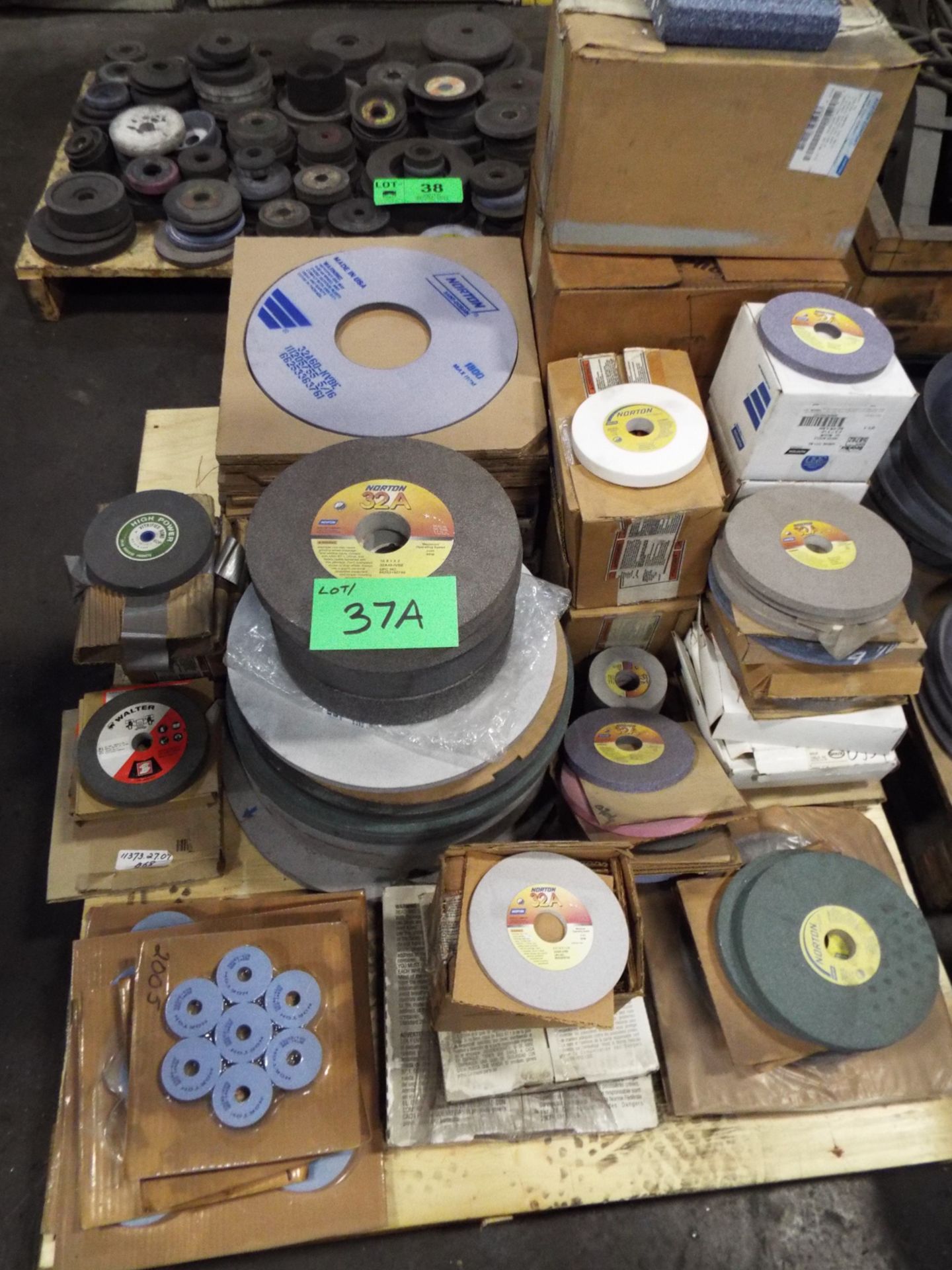 LOT/ SKID OF GRINDING WHEELS