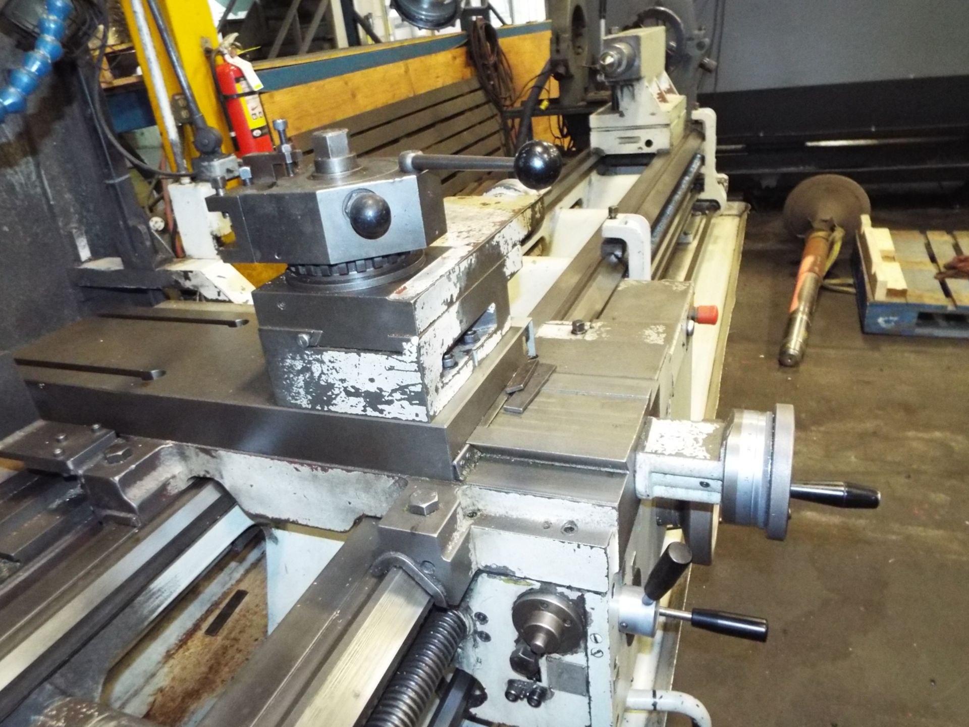 TOS SN 7105 ENGINE LATHE WITH 30" SWING OVER BED, 165" BETWEEN CENTERS, 4" SPINDLE BORE, SPEEDS TO - Image 6 of 10