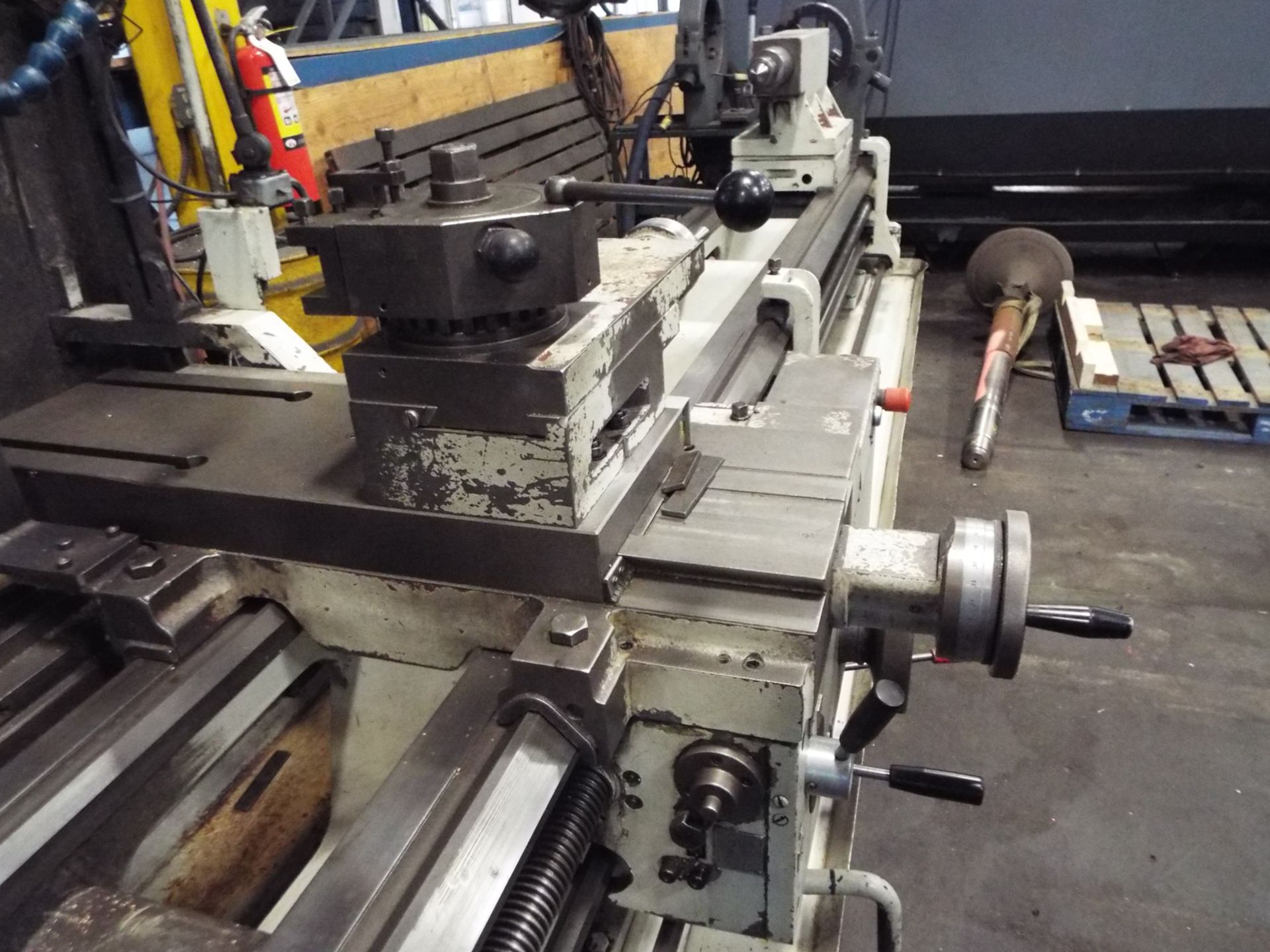 TOS SN 7105 ENGINE LATHE WITH 30" SWING OVER BED, 165" BETWEEN CENTERS, 4" SPINDLE BORE, SPEEDS TO - Image 8 of 10