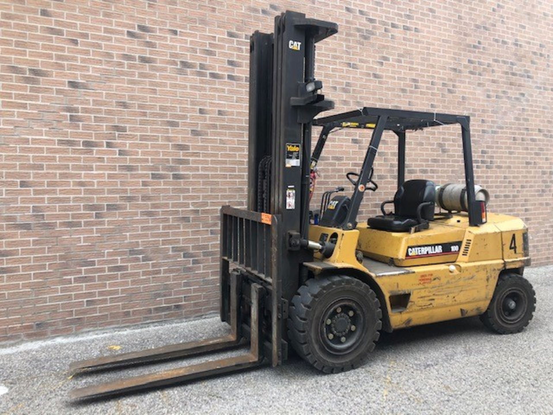 CATERPILLAR GP45 10,000 LBS CAP HIGH REACH LPG FORKLIFT WITH 238" MAX VERTICAL REACH, 3-STAGE HIGH