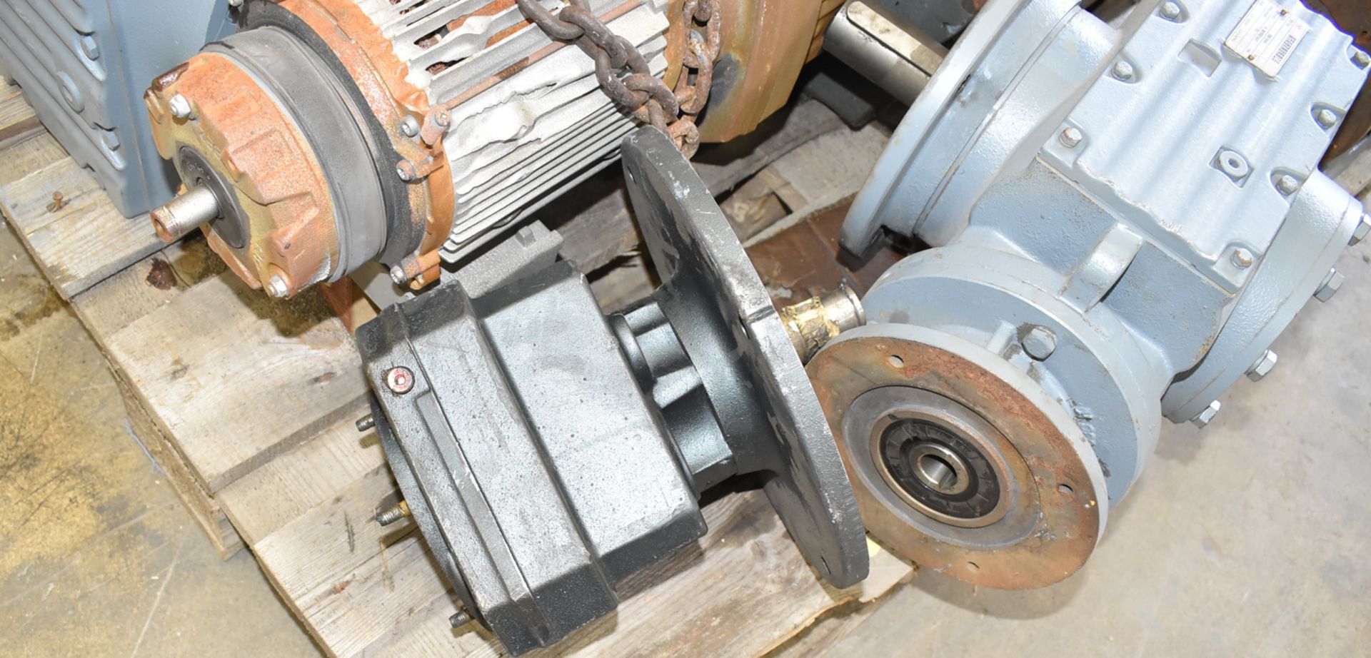 LOT/ GEARBOXES AND DRIVESYSTEM - Image 7 of 9