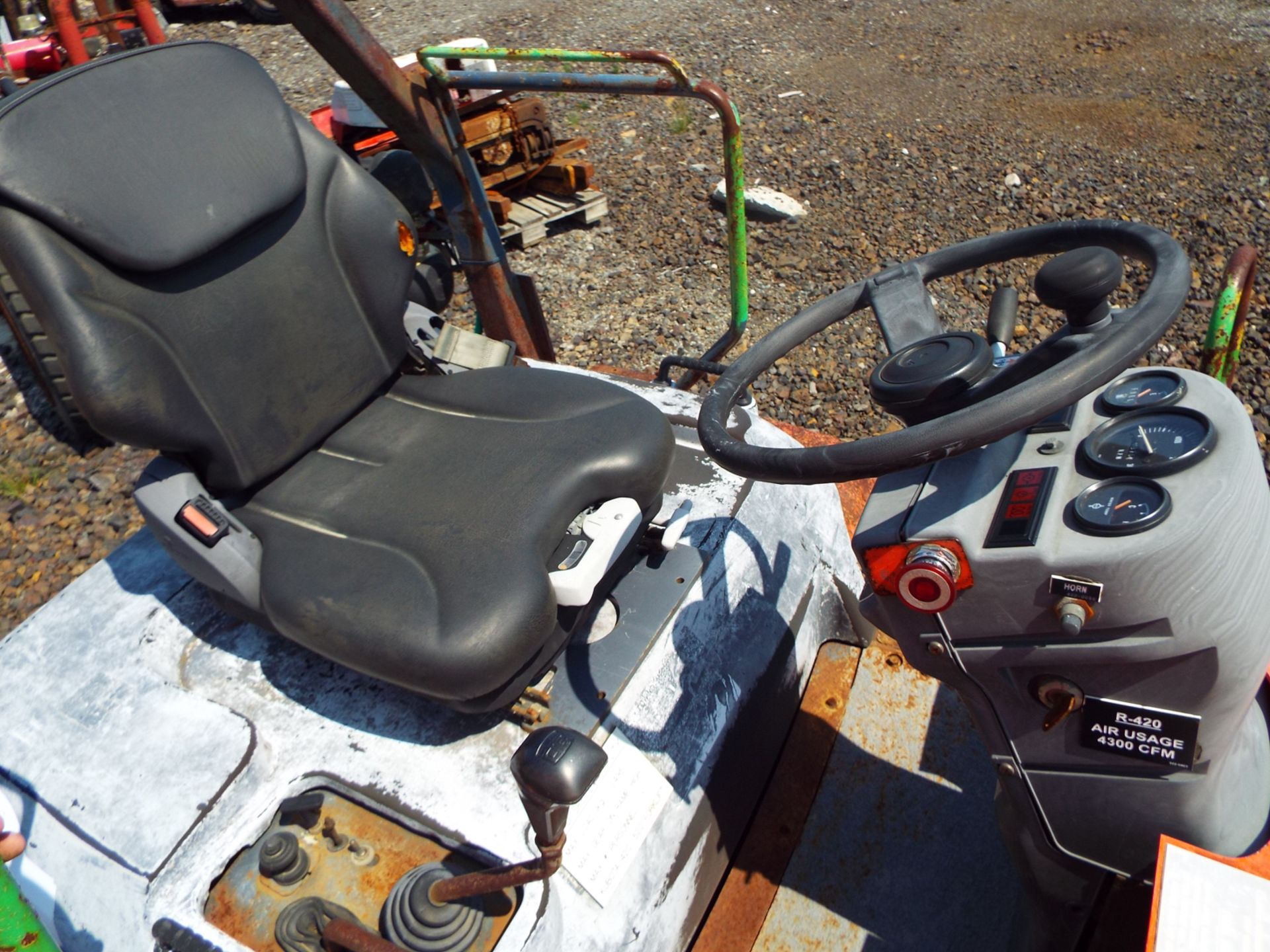 KUBOTA R420 WHEEL LOADER WITH FORKLIFT ATTACHMENT, 975 HOURS (RECORDED AT TIME OF LISTING), S/N: - Image 6 of 10