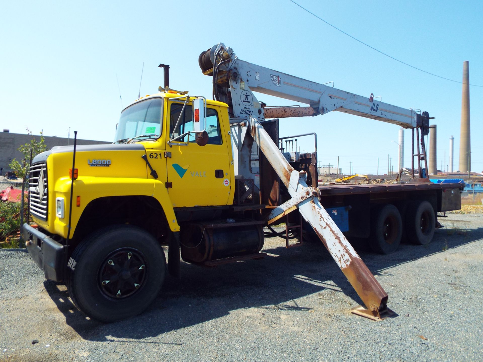 FORD L8000 BOOM TRUCK WITH JLG 1250BT CRANE, 25000LB CAPACITY AND 8390 HOURS (RECORDED AT TIME OF - Image 2 of 10