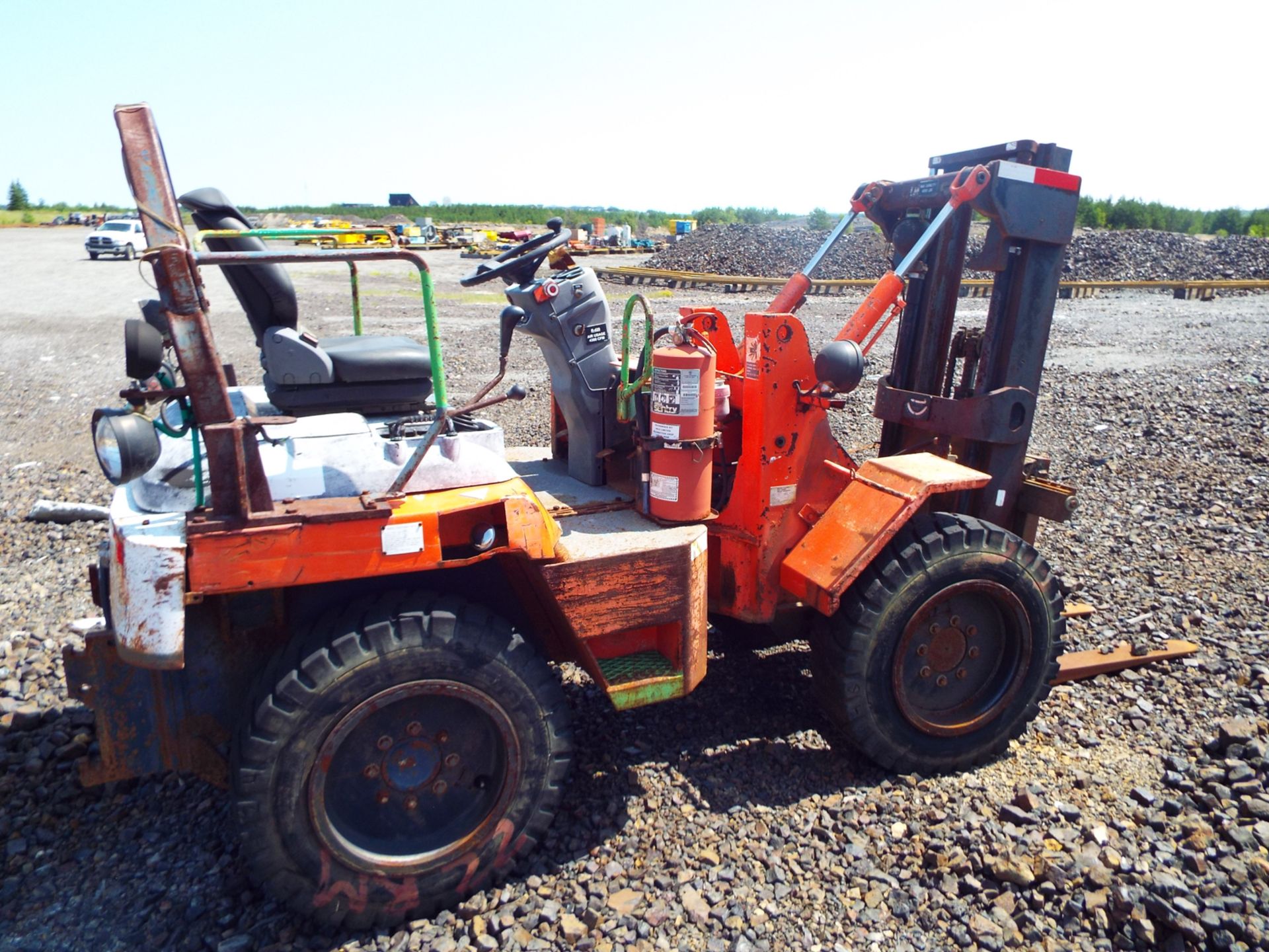 KUBOTA R420 WHEEL LOADER WITH FORKLIFT ATTACHMENT, 975 HOURS (RECORDED AT TIME OF LISTING), S/N: - Image 5 of 10