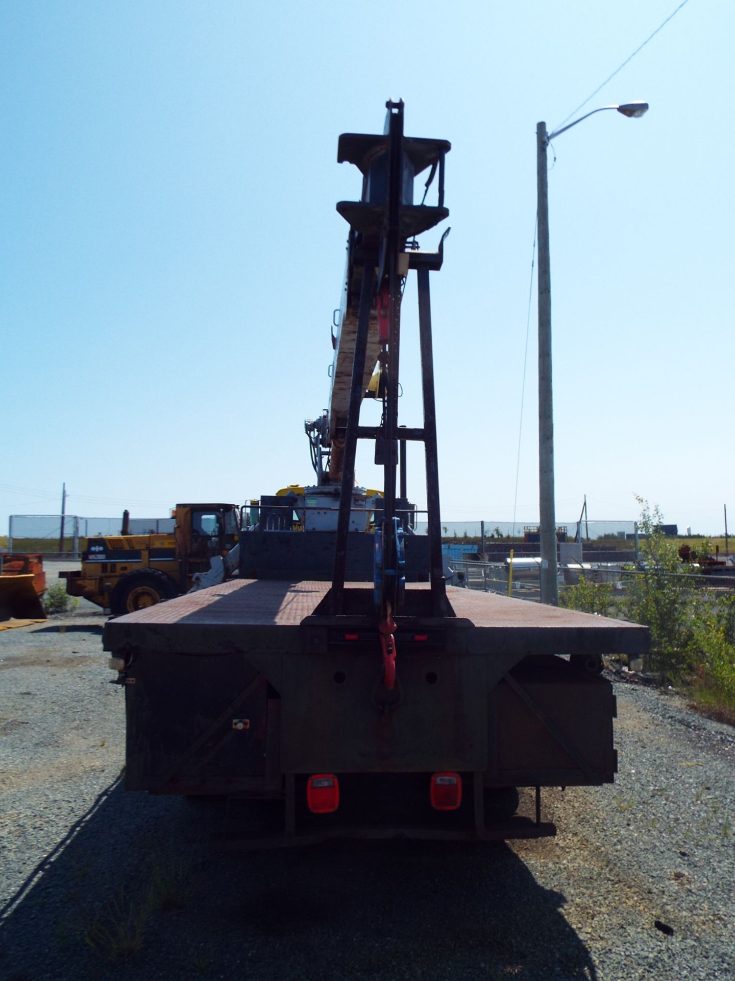 FORD L8000 BOOM TRUCK WITH JLG 1250BT CRANE, 25000LB CAPACITY AND 8390 HOURS (RECORDED AT TIME OF - Image 4 of 10