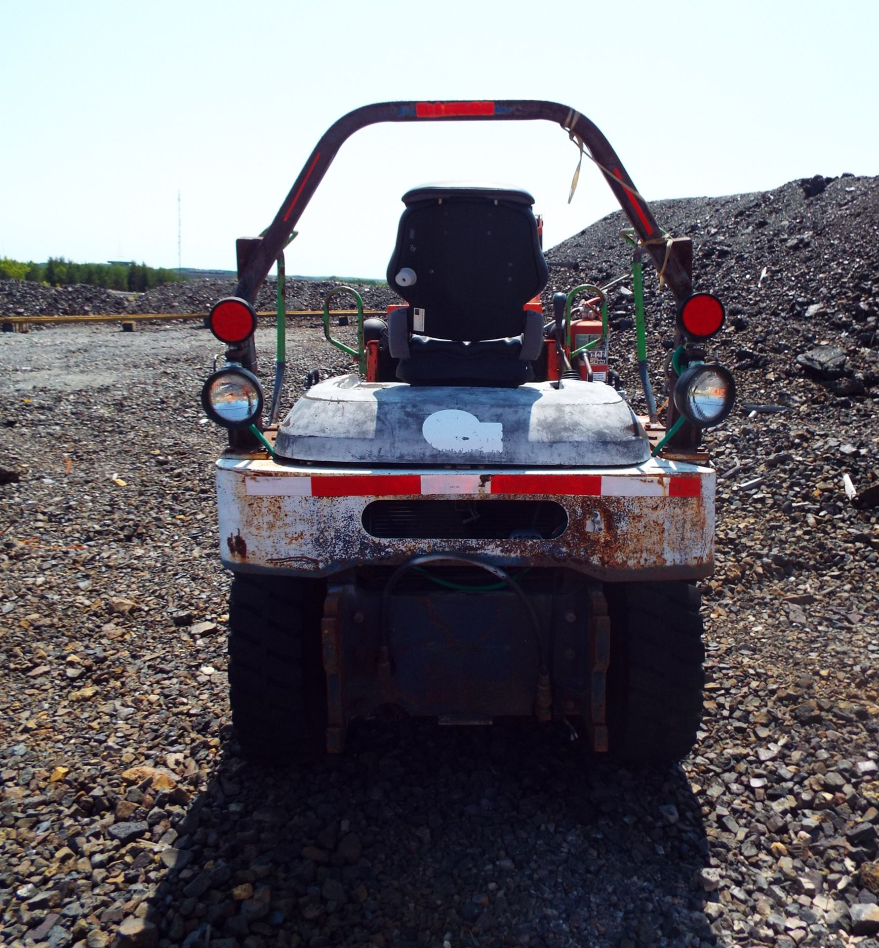 KUBOTA R420 WHEEL LOADER WITH FORKLIFT ATTACHMENT, 975 HOURS (RECORDED AT TIME OF LISTING), S/N: - Image 4 of 10