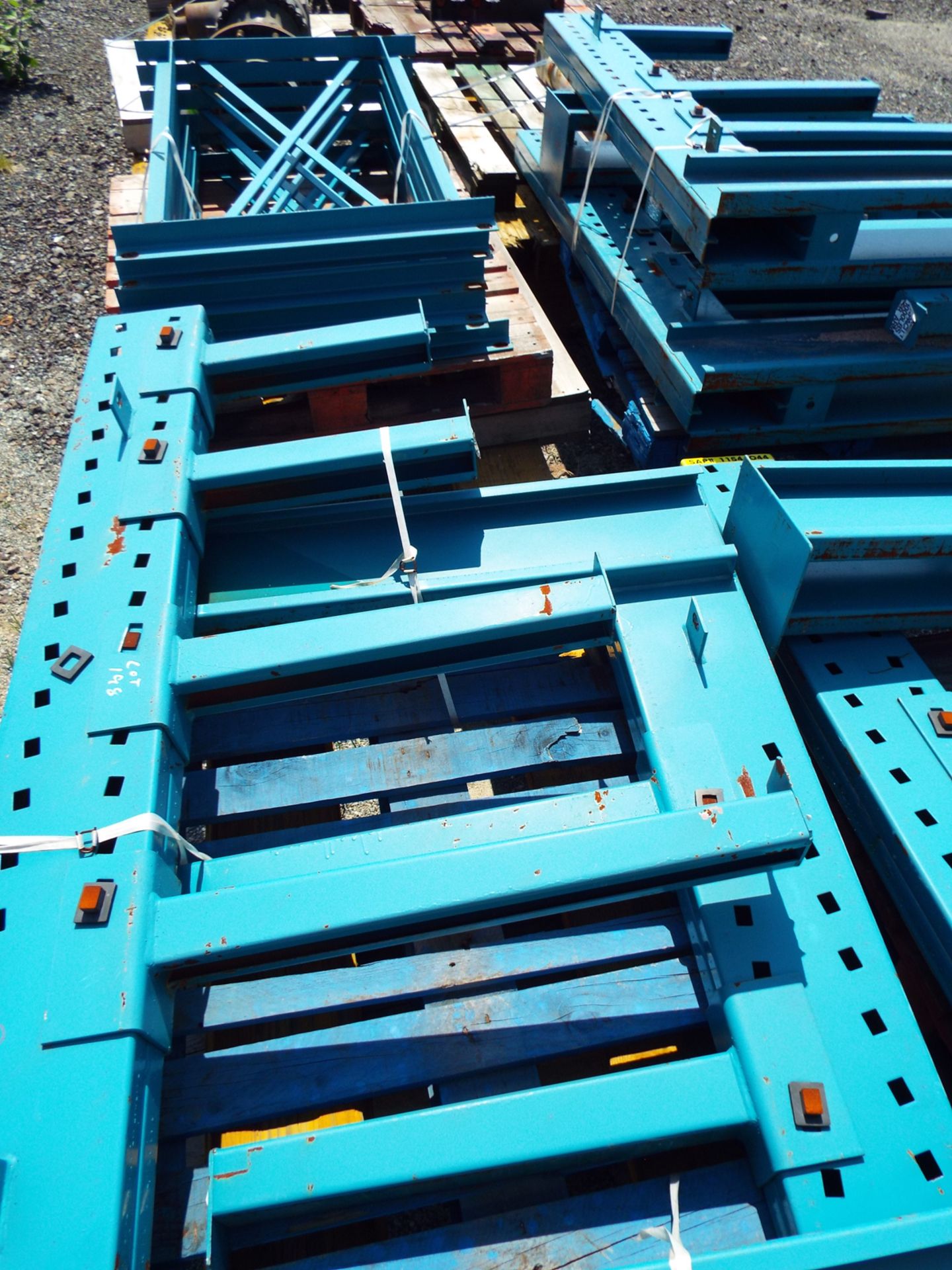 LOT/ CANTILEVER RACKING WITH 1000LB PER ARM CAPACITY - Image 6 of 6