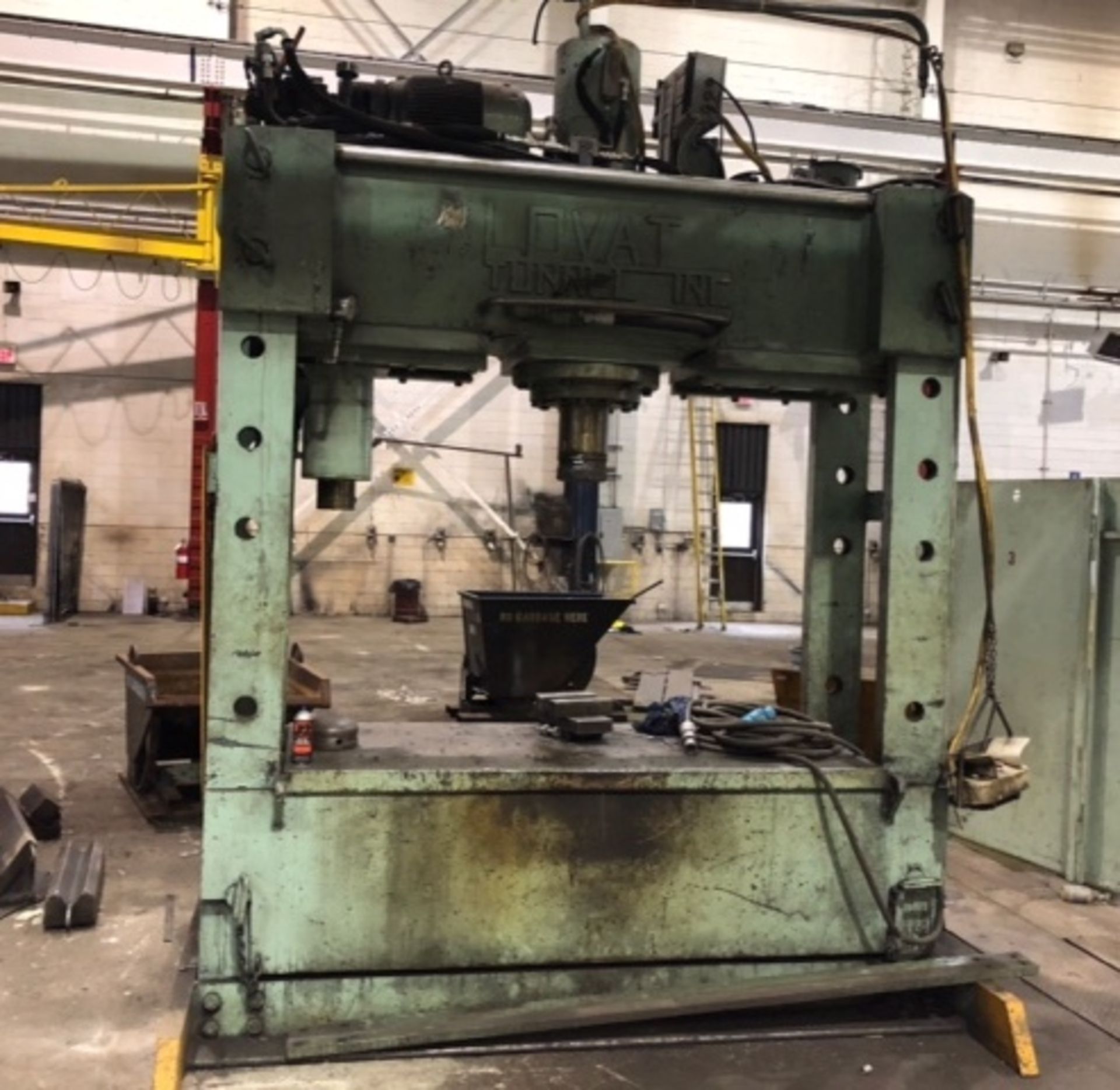 LOVAT TUNNEL TWIN RAM HYDRAULIC PRESS WITH 200 TON CAPACITY, S/N: N/A (CI)